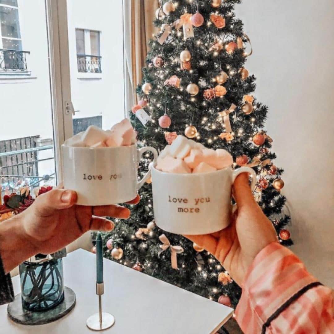 Melvita Officialのインスタグラム：「❄❤️ JOYEUX NOEL ! ❤️❄  C’est enfin le jour tant attendu ! En cette jolie parenthèse d’une année si spéciale, toutes les équipes de Melvita vous souhaitent un merveilleux noël et nous espérons que cette journée aura un peu de magie ✨  Avez-vous passé un beau réveillon ?  Merci à @zlicc pour cette photo  #melvita #cosmetique #bio #engage #madeinfrance #noel #christmas #itschristmastime #jourj #25decembre #gift #cadeau #cadeaudenoel #partage」