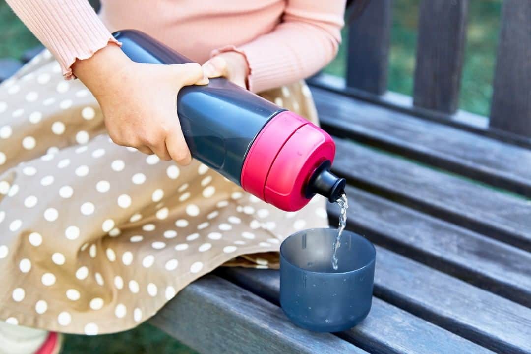 のインスタグラム：「＼BRITAの社員が教えます／ 【子どもと公園に行くとき便利なfill&goの活用法とは？】  子どもと公園に行くと、元気いっぱい遊びまわるから、冬でもすぐに「喉乾いたー！！」となるので、ほぼ毎回fill&go Activeを持って出かけます。 何も持たずに公園に行くと、自動販売機で買う事になったりすることもあり、どうしてもジュースをねだられてしまうことも…。 ですが、fill&go Activeがあれば、そんなシチュエーションにならずにすみます。毎回 ペットボトル飲料を買うのは勿体ないので重宝しますし、ジュースを買い与えるより健康面でも安心ですね。また、fill&go Activeはふたをコップ代わりに出来るので、子ども二人が分け合えるのも助かります！」