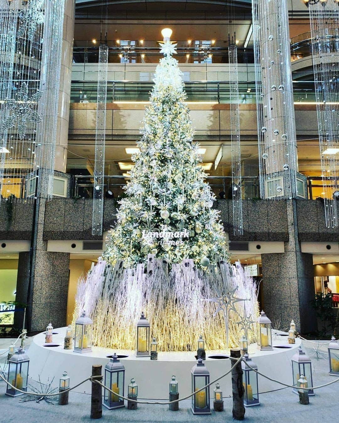 Galaxy Mobile Japanさんのインスタグラム写真 - (Galaxy Mobile JapanInstagram)「Merry Christmas!!🎄 素敵なクリスマスの風景をプレゼントしてくださったのは #Galaxyカメラ部 の @akminje さん🎁今日という日にぴったりの素晴らしい作品をありがとうございました😍 #GalaxyS9Plus Photo by @akminje ・ ・ ・ #withGalaxy #ギャラクシー #GalaxyS9 #ギャラクシーS9 #神奈川 #神奈川県 #横浜 #横浜散歩 #みなとみらい #パシフィコ横浜 #ぷかりさん橋 #横浜ランドマークタワー #ランドマークタワー #Christmas #Xmas #クリスマス #クリスマス2020 #クリスマスツリー #クリスマスイルミネーション #クリスマスプレゼント #kanagawa #myyokohama #yokohama #Galaxyカメラ部 ・ Galaxy のInstagramでは #Galaxyカメラ部 をつけて投稿された作品を紹介しています！皆さんもぜひ投稿してみてね♪」12月25日 17時00分 - samsungjpn