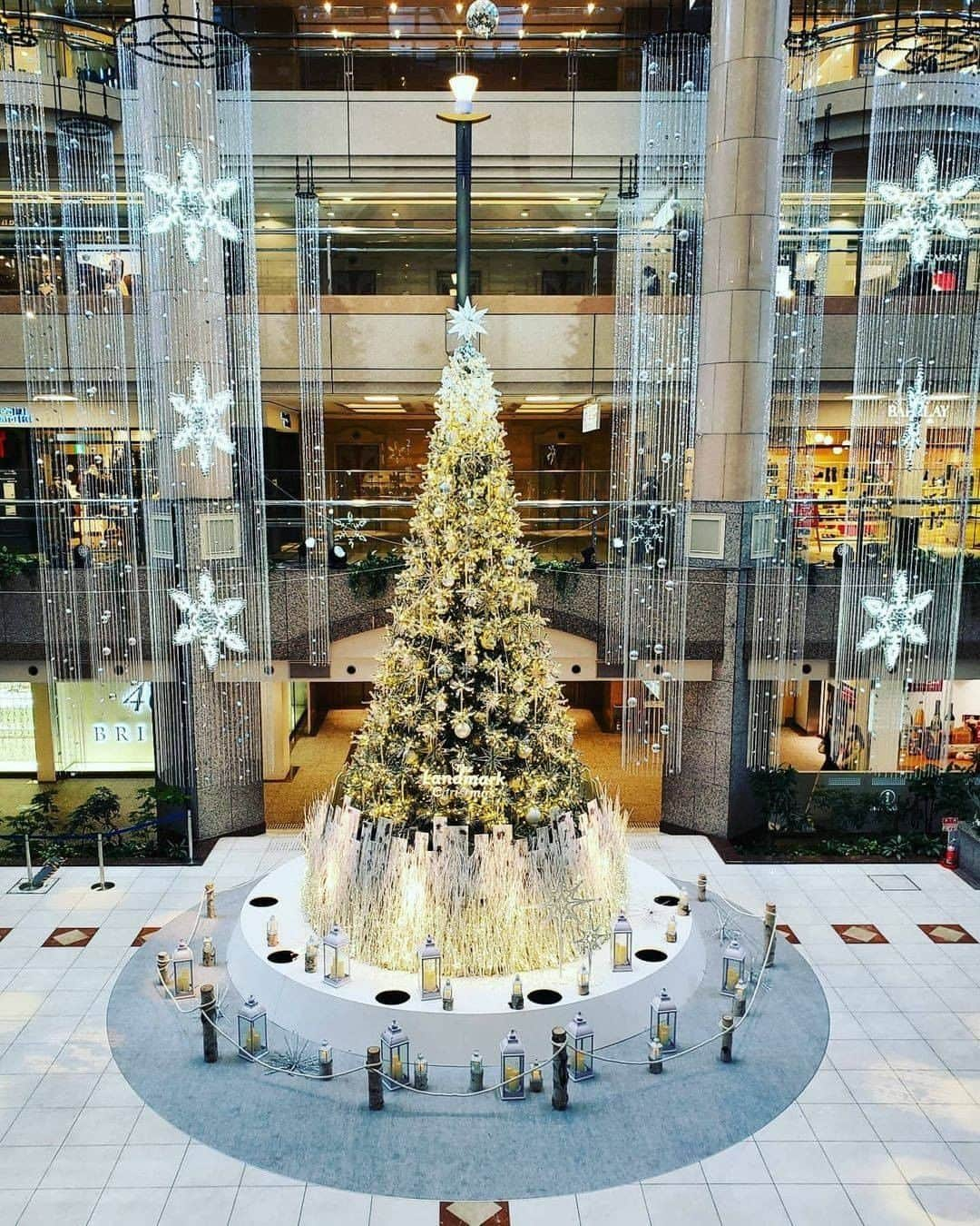 Galaxy Mobile Japanさんのインスタグラム写真 - (Galaxy Mobile JapanInstagram)「Merry Christmas!!🎄 素敵なクリスマスの風景をプレゼントしてくださったのは #Galaxyカメラ部 の @akminje さん🎁今日という日にぴったりの素晴らしい作品をありがとうございました😍 #GalaxyS9Plus Photo by @akminje ・ ・ ・ #withGalaxy #ギャラクシー #GalaxyS9 #ギャラクシーS9 #神奈川 #神奈川県 #横浜 #横浜散歩 #みなとみらい #パシフィコ横浜 #ぷかりさん橋 #横浜ランドマークタワー #ランドマークタワー #Christmas #Xmas #クリスマス #クリスマス2020 #クリスマスツリー #クリスマスイルミネーション #クリスマスプレゼント #kanagawa #myyokohama #yokohama #Galaxyカメラ部 ・ Galaxy のInstagramでは #Galaxyカメラ部 をつけて投稿された作品を紹介しています！皆さんもぜひ投稿してみてね♪」12月25日 17時00分 - samsungjpn