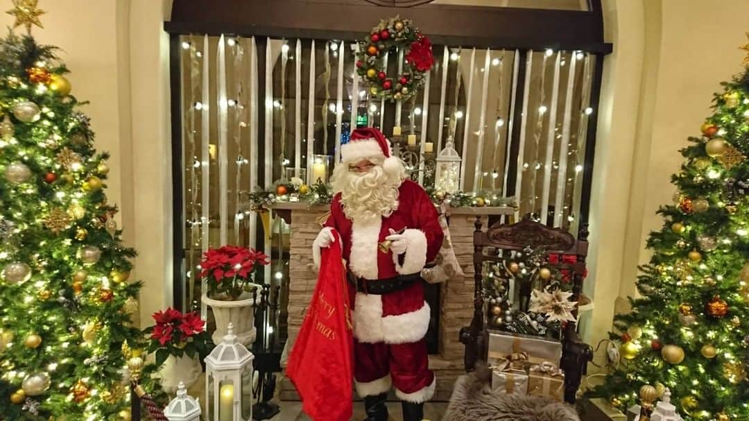 ホテル日航アリビラ 公式Instagramさんのインスタグラム写真 - (ホテル日航アリビラ 公式InstagramInstagram)「Merry Christmas！ 今年もアリビラサンタが来てくれました！ ロビーでのウエルカムミュージックやベルデマールのクリスマスディナー生演奏で、幸せなクリスマスムードに満ちた2日間です。  #hotelnikkoalivila #alivila #hotelnikko #resort #okinawa #yomitan #ホテル日航アリビラ #アリビラ #ホテル日航 #リゾート #沖縄 #読谷 #クリスマス #christmas #music #サンタクロース #音楽 #イベント #演奏 #welcome」12月25日 17時00分 - hotelnikkoalivila