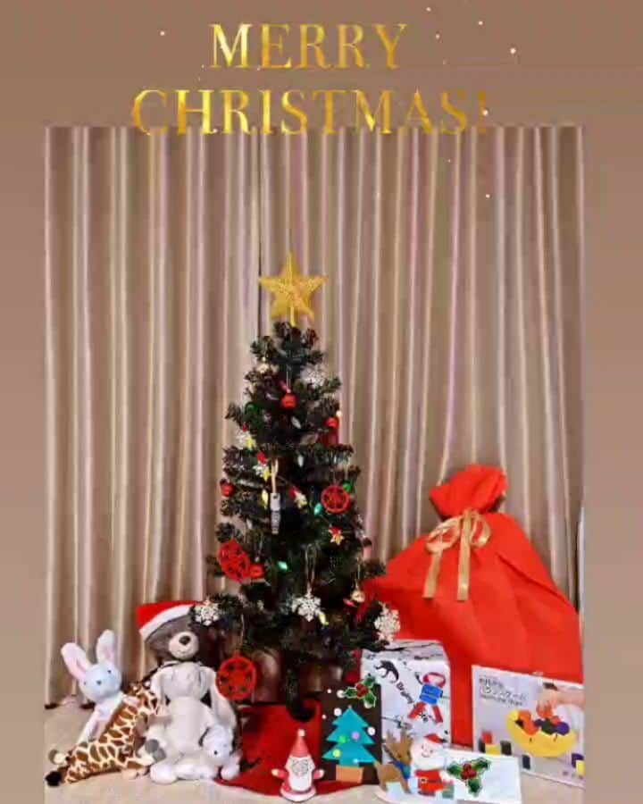 小野恵美のインスタグラム：「メリークリスマス🎄🎅🏻  いかがおすごしですか？  我が家にもサンタさんが来たようです☺️💕たくさんのプレゼントに娘は朝から大興奮🎁  愛に溢れたプレゼントたち！ こんな笑顔で喜んでもらえてサンタさんたちも大満足ですね😍🎅🧑🏻‍🎄  #クリスマス #クリスマスプレゼント #1歳 #1歳女の子 #サンタクロース」
