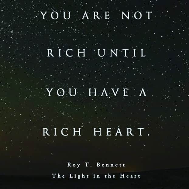 アンナ・ハウスさんのインスタグラム写真 - (アンナ・ハウスInstagram)「🦋one of my favorite books THE LIGHT IN THE HEART 🦋 and of course @bobmarley “The greatness of a man is not in how much wealth he acquires, but in his integrity and his ability to affect those around him positively.” #2021#goals」12月25日 17時06分 - yomania