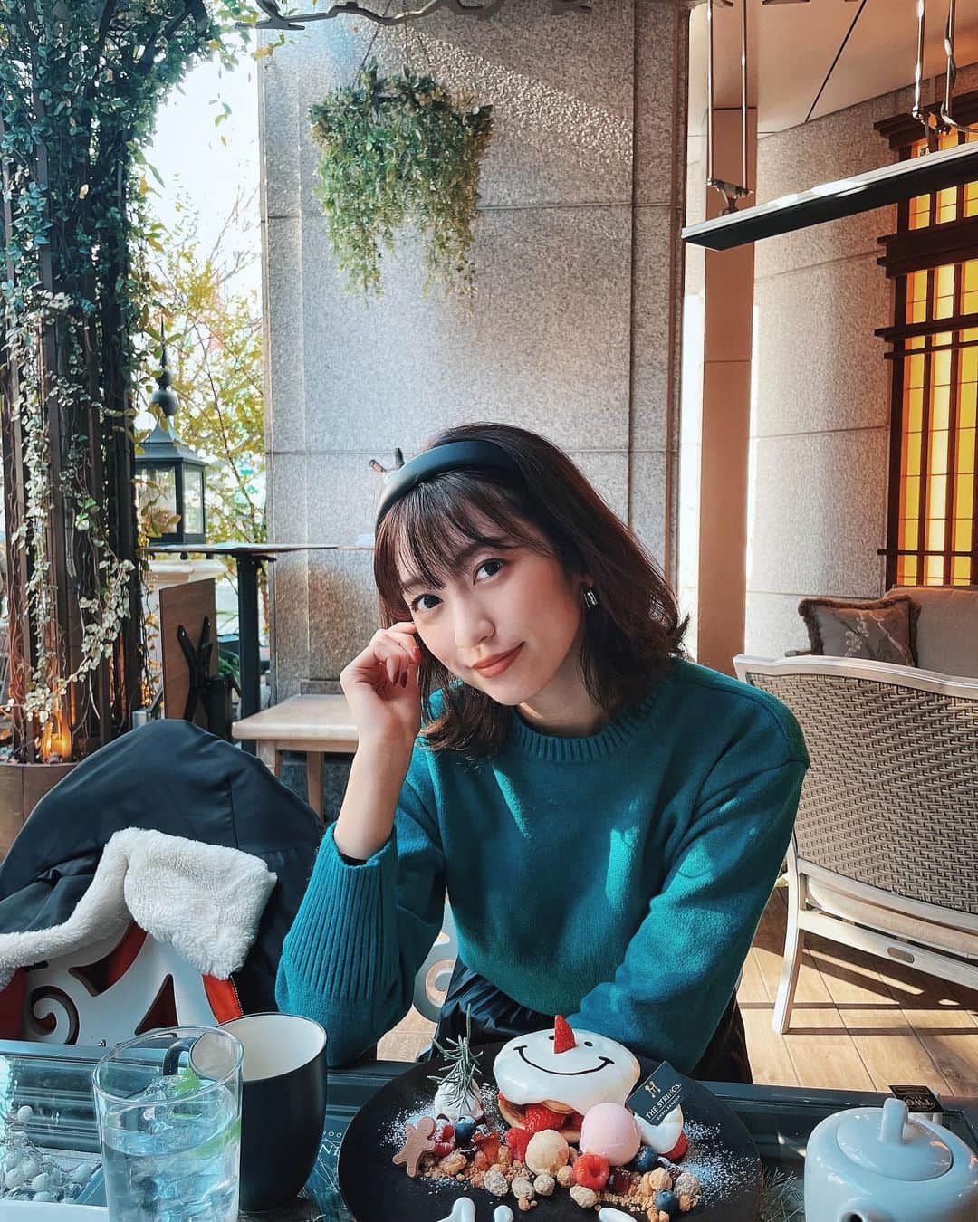 のインスタグラム：「今年の東京のクリスマスはあったかいですね✨﻿ ﻿ テラスでも大丈夫だった🙆‍♀️✨﻿ ﻿ ﻿ 皆さんクリスマスといえば何の曲聴きますか〜？？﻿ ﻿ 私は毎年恒例、BoAちゃんのメリクリだよ🎄﻿ ﻿ でもメリクリって、BoAちゃんファンならわかってくれると思うんだけど、クリスマスってよりもいろんな思い出が詰まってる曲だよね〜、ライブでの名シーン多すぎて感動して泣けちゃうのよ🥺﻿ ﻿ ﻿ #表参道カフェ #クリスマスランチ #表参道　#ストリングス表参道 #クリスマス #セルフィー #セルフィー女子」