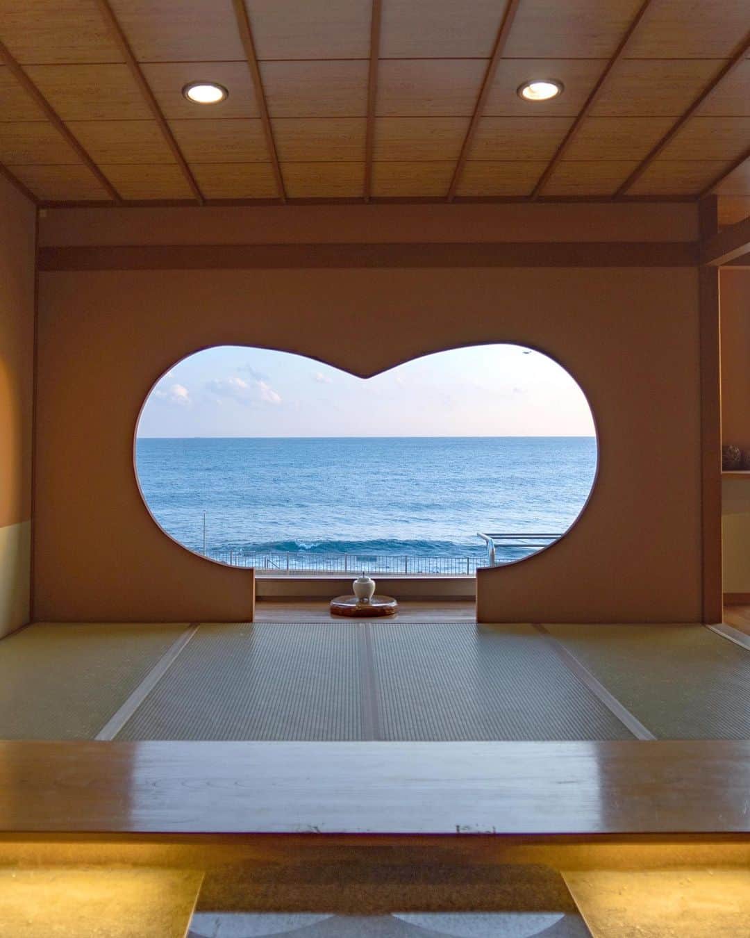 詩歩さんのインスタグラム写真 詩歩instagram ひがし伊豆の旅 前回postした伊豆の温泉旅館 石花海 せのうみ Senoumi Official 全室オーシャンビューなのですが 実は入り口にハート型の小窓があって そこからも太平洋を眺めることができるん