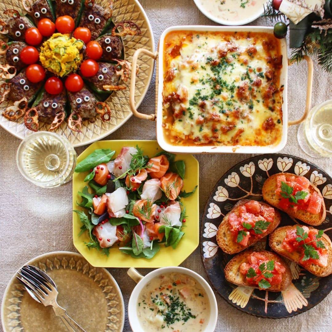 Atsukoのインスタグラム：「Today's lunch 2020.12.25 ･ ピーマンの肉詰めトナカイver. トマトのブルスケッタ クラムチャウダー 茄子のミートソースグラタン 鯛とサーモンのカルパッチョ ･ ･ 今日はクリスマス🎄 なのでトナカイのピーマンの肉詰め作ってみたよ😋 ソースはあと掛けで。笑 可愛くて美味しかった❤ ホントはお弁当に入れたかったけど、今日はお弁当いらない日なのでおうちご飯となりました。 ワイン🍷も飲んで気分よろし❤ これからちょっとでかけてきまーす！」