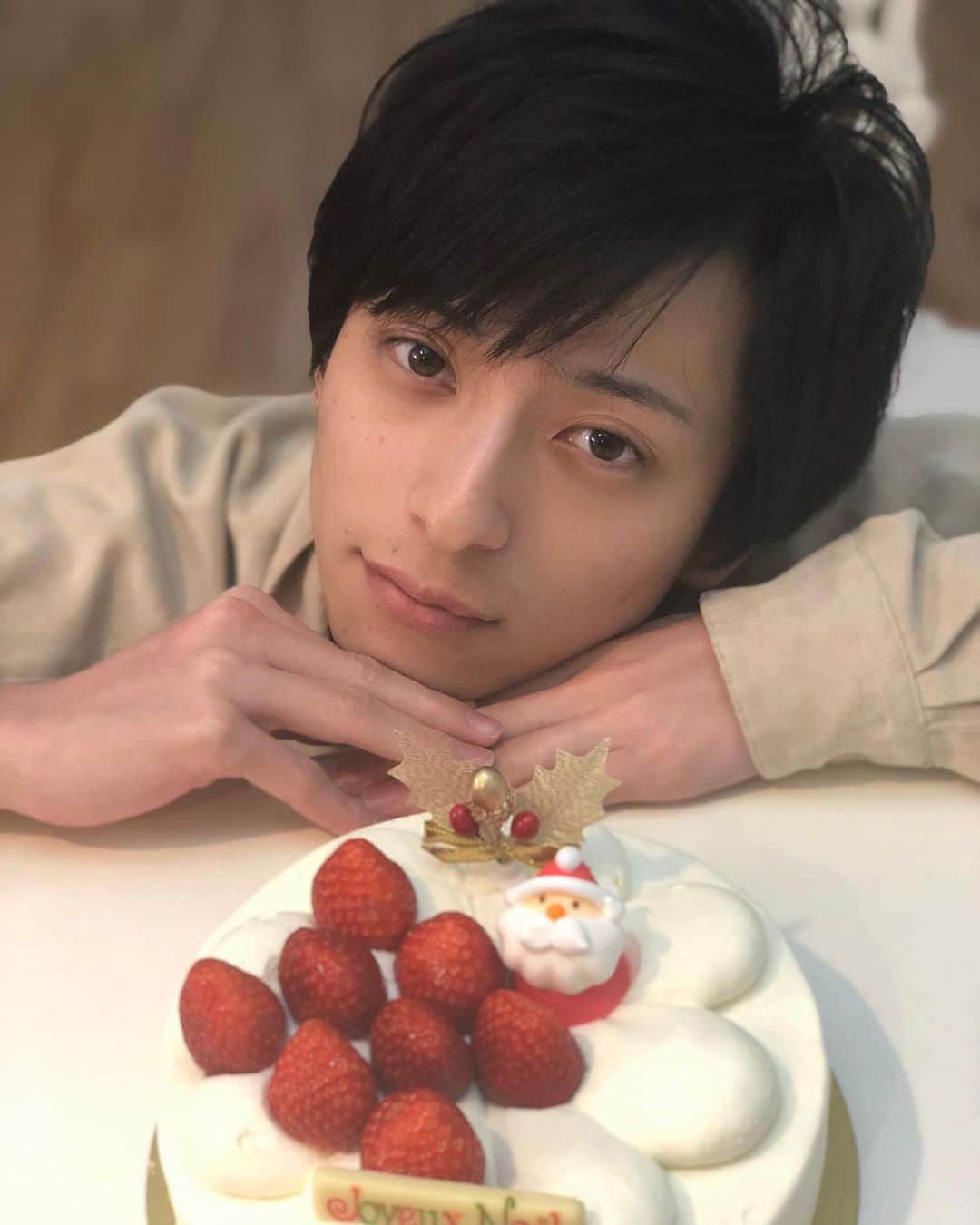 岡田翔大郎のインスタグラム：「. メリークリスマス🎄 素敵なクリスマスをお過ごし下さい🎁」