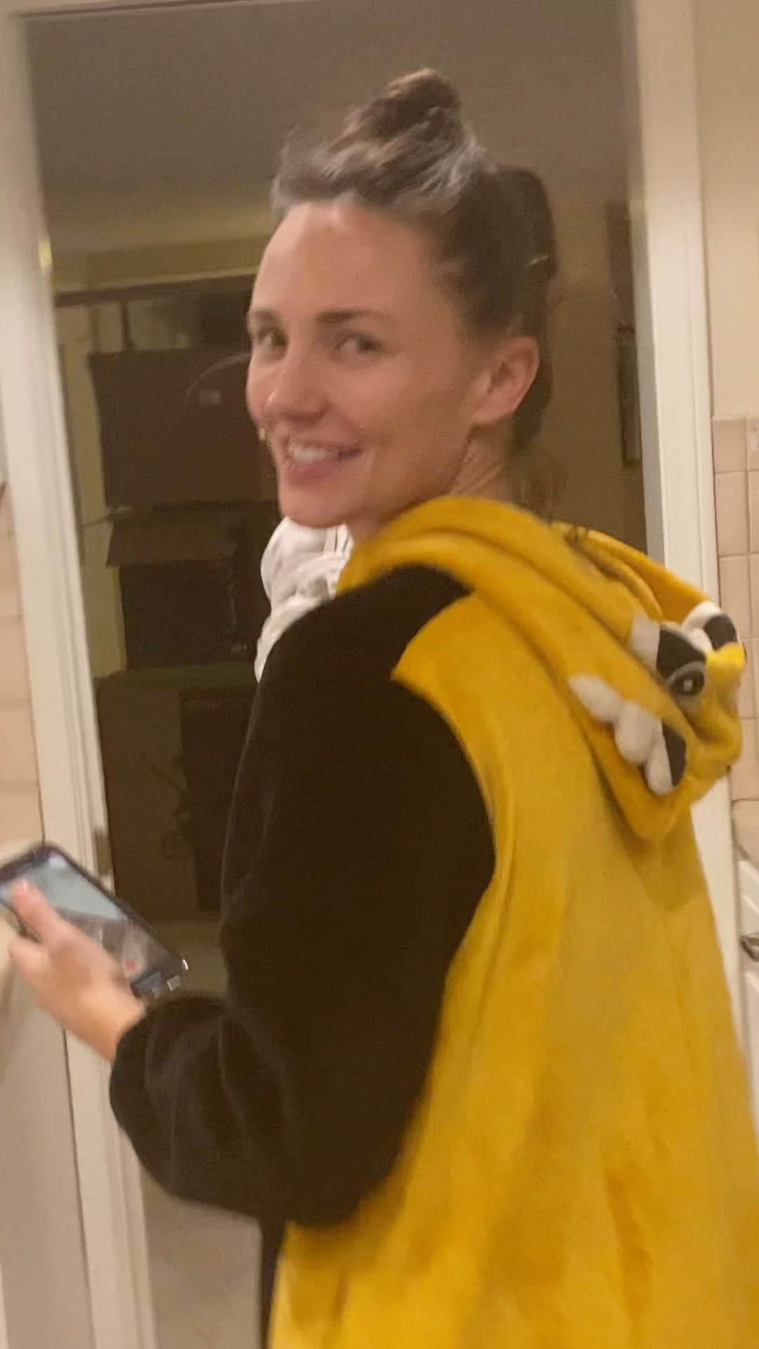 ブリアナ・エヴィガンのインスタグラム：「Our family loves doing scavenger hunts, surprises, and things that make us emotional. Thought I’d share this one from tnight on Christmas Eve. I travel and leave a lot, so I wanted my mom to feel me always by her side, as I feel always close to the womb with her. She’s just the most beautiful woman I know. This video shows it all. I lucked out. Where ever you may be in the world, I hope this makes you feel love. I hope it makes you feel peace, I hope it makes you smile. Be kind, be gentle, be loving, look deeper into your relationships and how beautiful they are. For those of us that are here today, I am grateful. I don’t overlook our beauty, and our existence. I love you, merry Christmas. There is nothing like home what ever that looks like to you, there is always home. It’s in you. 🧡 @emilycolombier thanks for being here always as my sister and for recording this awesome video, and for snoring next to me while I post it.」