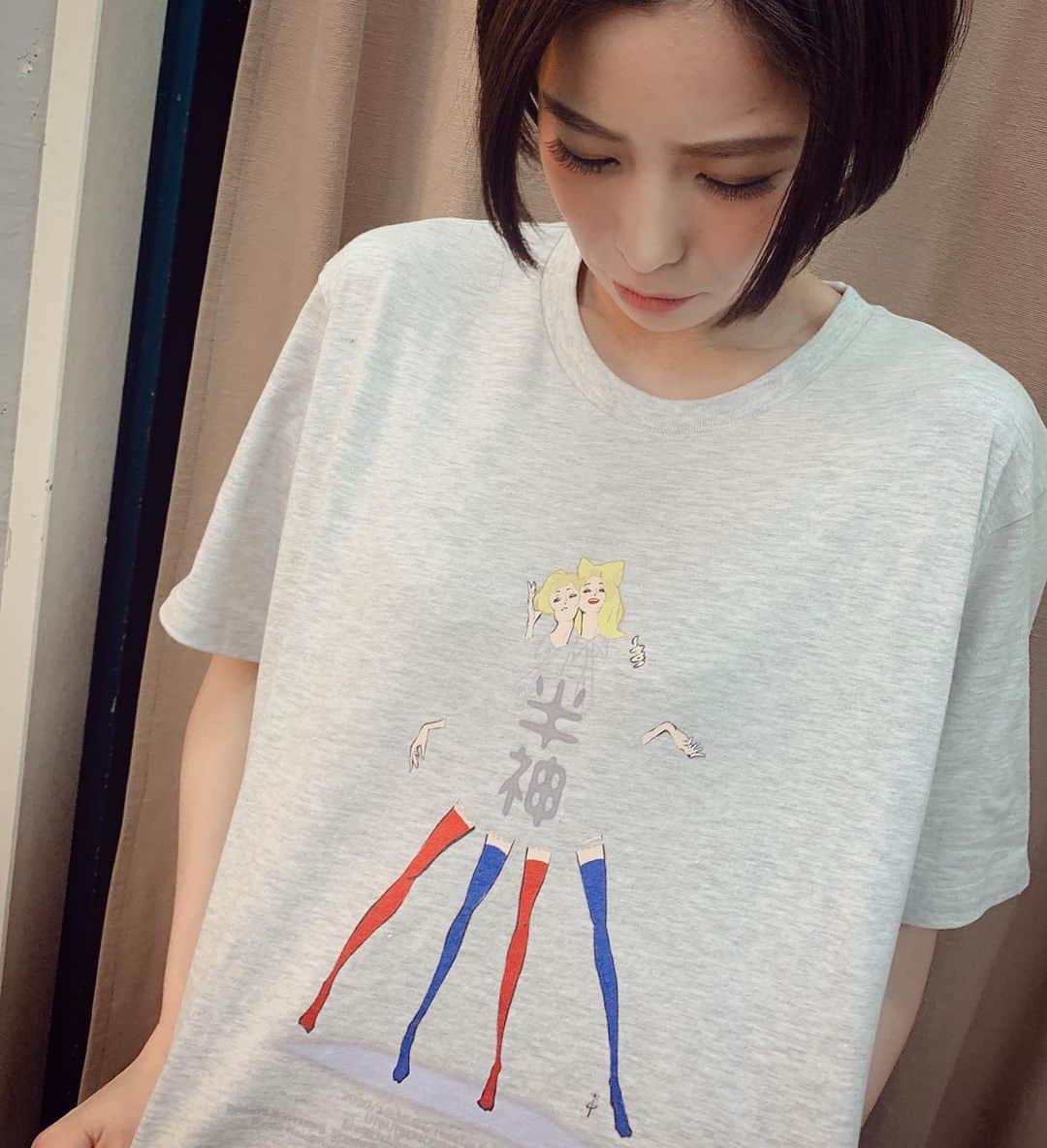 真崎ゆかのインスタグラム：「本日、うつつのしかく「半神」初日を迎えます✨ 劇場入りする直前、出演者全員PCR検査をしました。 本日報告あり、無事！全員陰性でしたー！！！ 全員で喜びました🙌 もちろんまだまだ終わるまで油断は出来ないし、引き続き対策を万全に心がけてまいりたいと思います💪！！ ・ どうかご来場いただく皆さまもおご体調には十分お気を付けいただき、劇場では対策にご協力いただく面も多々ありますが、関わるすべての皆さまの安心安全の為、何卒ご理解のほどよろしくお願いいたします。 ・ 本日19時より初日開幕でございます💃 4月にできなかった分、みんなで思いっきりやり切りたいと思います！！ ・ お楽しみいただけたら嬉しいです☺️ ・ ・ そして、劇場ではTシャツ販売がございます。 @tetsuro_ohno__alexander さんが手掛けた素敵すぎる半神ふたごちゃん☺️💕 ・ それでは皆さま♡ Merry Christmas🎄🎁💝 ・ ・ ・ #うつつのしかく #半神 #舞台 #シアター風姿花伝 #初日 #幕開け」