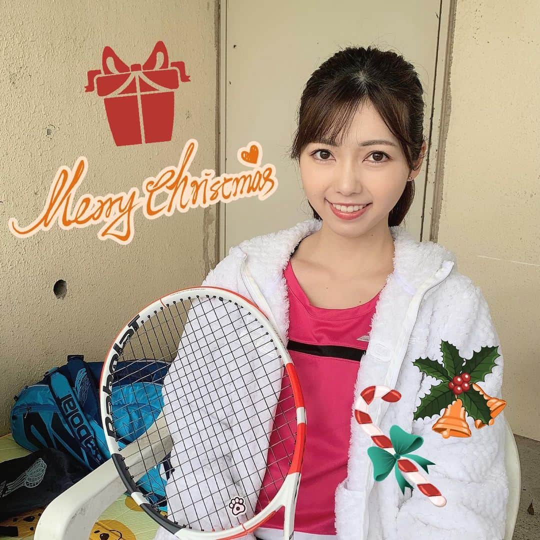 川又智菜美さんのインスタグラム写真 - (川又智菜美Instagram)「Merry Christmas🎄💚﻿ ﻿ クリスマスっぽい写真を探したのですがなく…﻿ 上着の白いもふもふがちょっとだけ﻿ クリスマスっぽいかな？と思いこれをチョイス🤍笑﻿ ﻿ クリスマスの夜、﻿ みなさまはどんな風に過ごされますか？😌﻿ ﻿ 私はテニスに行ってきます🎾﻿ サンタさん、﻿ どうか私のテニスが上手くなりますように🎅﻿ ﻿ みなさま素敵なクリスマスをお過ごしください☺️💕﻿ ﻿ #クリスマス #サンタクロース #ちなみテニス #テニス女子 #babolat」12月25日 17時15分 - chinami_k0204