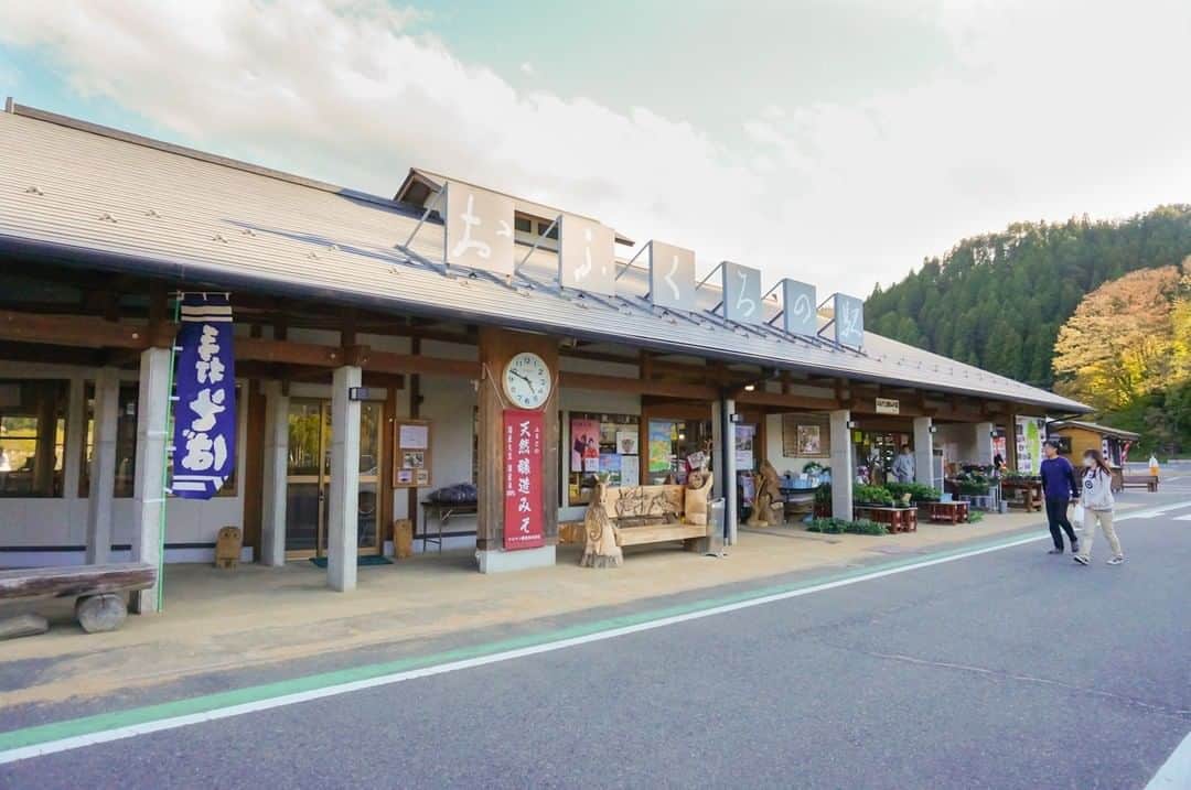 のインスタグラム：「【道の駅ふるどの 流鏑馬の里 おふくろの駅】  県中・県南地方といわき地方を結ぶ主要道の中間にあり、ドライブの休憩ポイントとしておすすめです。新鮮野菜などの地元特産品が販売され、「おふくろ食堂」の毎日打ち立てのそばや地元素材を使った天ぷらなどが人気です。  #道の駅ふるどの #おふくろの駅 #古殿町 #県中地方 #福島県 #furudonotown #fukushima #traveljapan #futurefromfukushima #ふくしまからはじめよう #新しい生活様式からはじめよう」