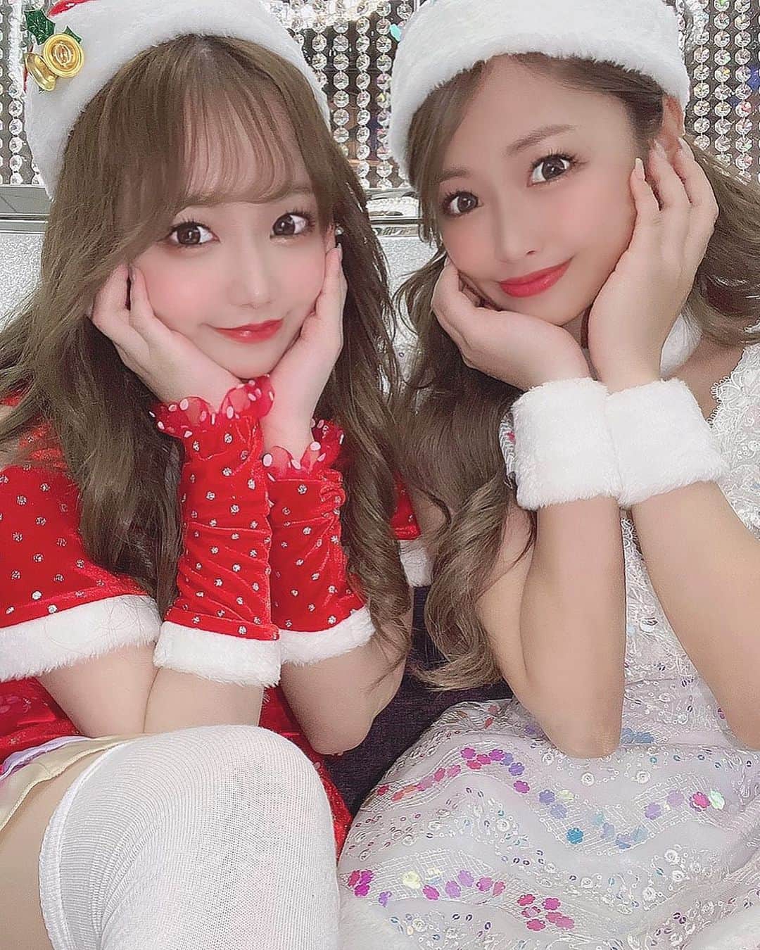 のインスタグラム：「紅白サンタさん🎅🏻 . . . #サンタコス #🎅🏻 #クリスマス #コスプレ #インスタ映え #名古屋 #錦 #錦3 #salondegold #キャバクラ  #キャバ嬢 #クラブ #ラウンジ #自撮り #シャンパン #歌舞伎町 #六本木 #銀座 #北新地  #ミナミ #中洲 #すすきの #followforfollowback #いいね #followｍe #following #かわいい #instalike #instagood #instalike #ナイツネット」
