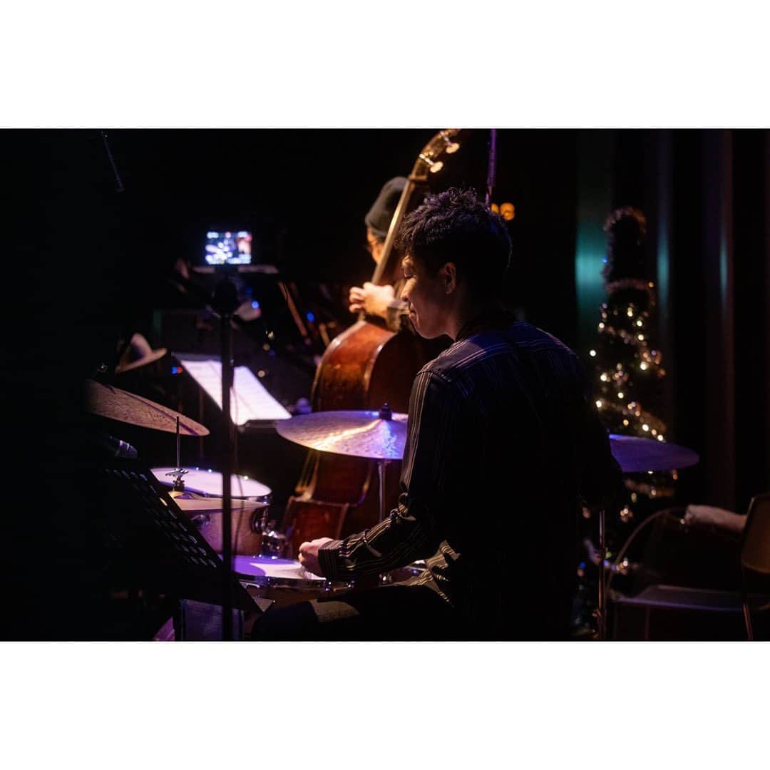 dorlisさんのインスタグラム写真 - (dorlisInstagram)「📸✨2020.12.19  ①  YoYo the “Pianoman” Christmas Jazz Night 2020  Members (Piano)YoYo the "Pianoman" (Bass)岩見継吾 (Drums)長谷川ガク (Flute,Sax)副田整歩 with...Secret Special Guest キヨサク(MONGOL800)  #yoyothepianoman #christmaslive #jazz #キヨサク」12月25日 17時17分 - dorlis0223