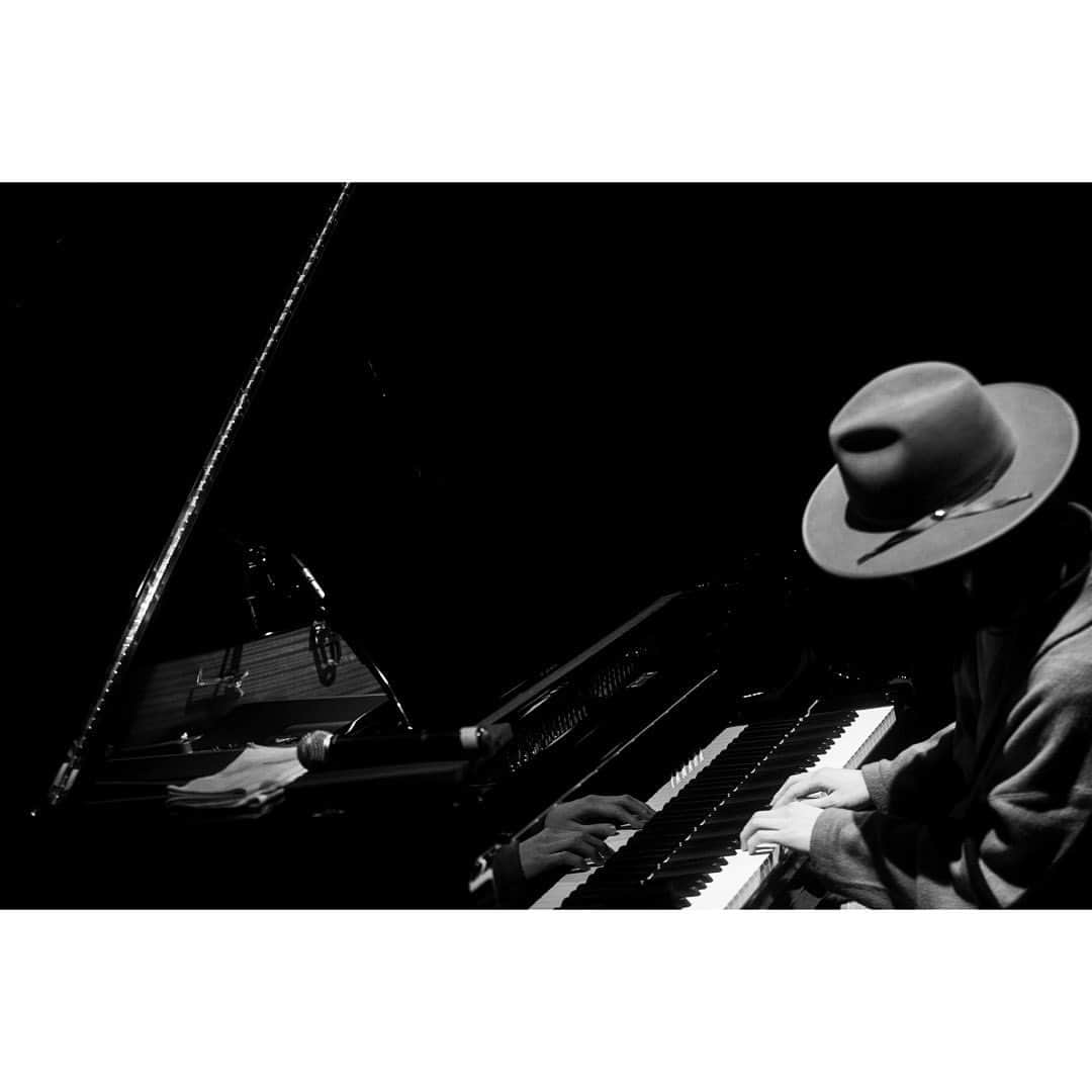 dorlisさんのインスタグラム写真 - (dorlisInstagram)「📸✨2020.12.19  ②  YoYo the “Pianoman” Christmas Jazz Night 2020  Members (Piano)YoYo the "Pianoman" (Bass)岩見継吾 (Drums)長谷川ガク (Flute,Sax)副田整歩 with...Secret Special Guest キヨサク(MONGOL800)  #yoyothepianoman #christmaslive #jazz #キヨサク #monochrome」12月25日 17時17分 - dorlis0223