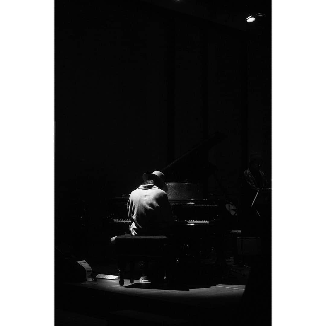 dorlisさんのインスタグラム写真 - (dorlisInstagram)「📸✨2020.12.19  ②  YoYo the “Pianoman” Christmas Jazz Night 2020  Members (Piano)YoYo the "Pianoman" (Bass)岩見継吾 (Drums)長谷川ガク (Flute,Sax)副田整歩 with...Secret Special Guest キヨサク(MONGOL800)  #yoyothepianoman #christmaslive #jazz #キヨサク #monochrome」12月25日 17時17分 - dorlis0223