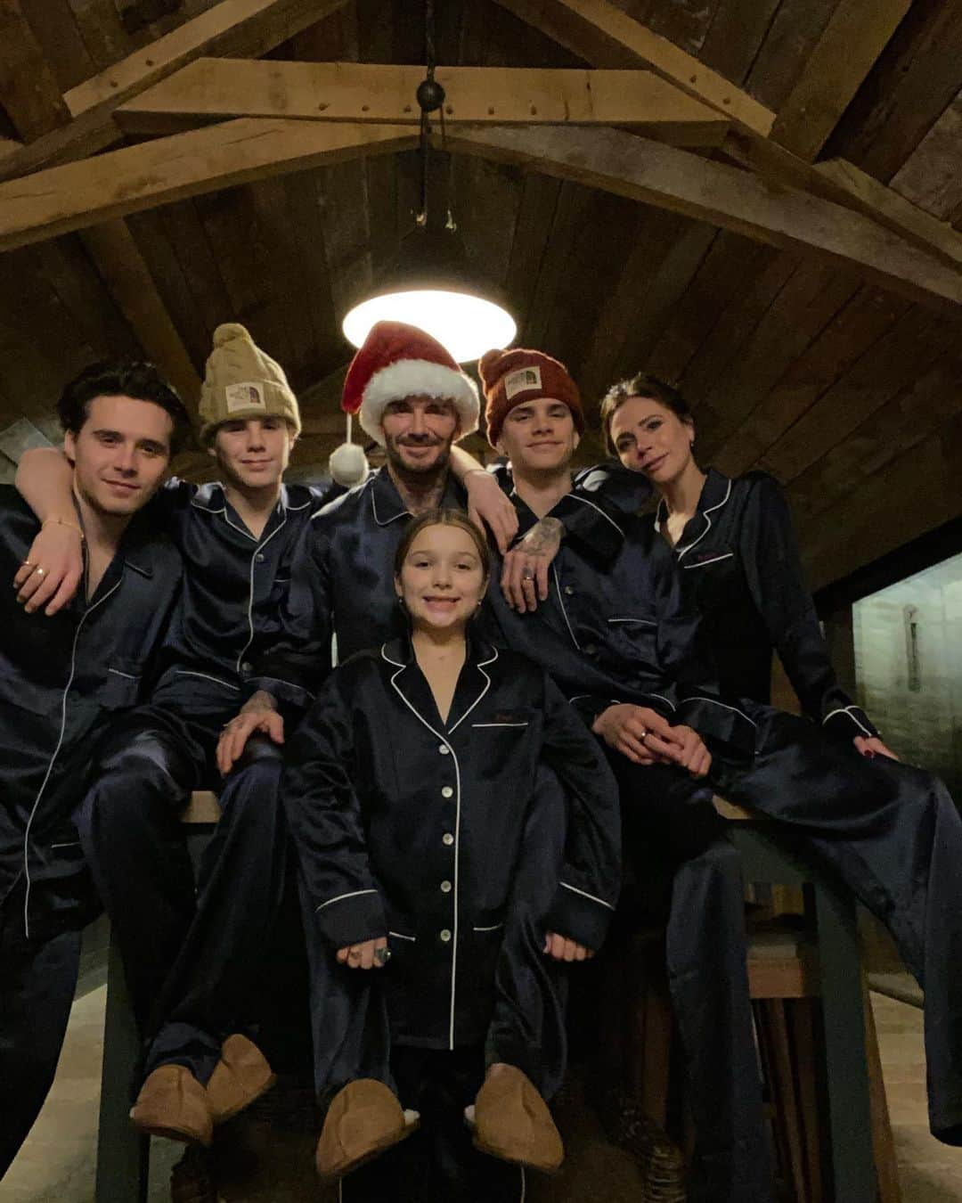 ヴィクトリアベッカムさんのインスタグラム写真 - (ヴィクトリアベッカムInstagram)「Merry Christmas everybody!Sending lots of love from us all x family time is so precious  x kisses @davidbeckham @brooklynbeckham @romeobeckham @cruzbeckham #HarperSeven x 🎄」12月25日 17時17分 - victoriabeckham