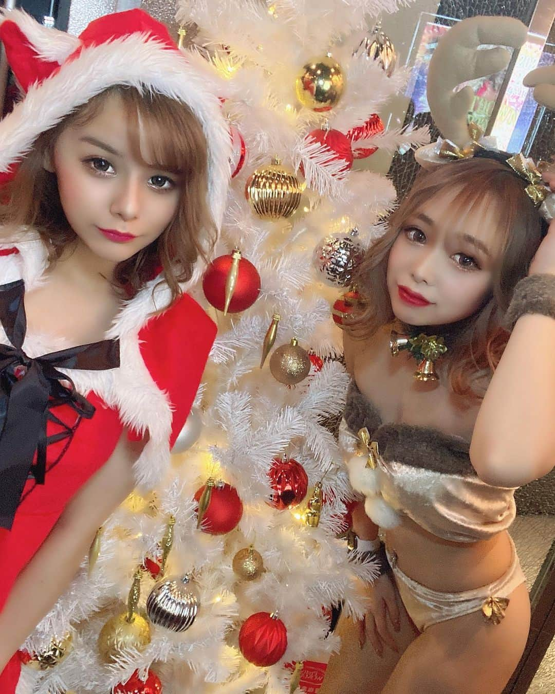 HINAのインスタグラム：「﻿ .﻿ ﻿ くりすます🎄🎁﻿ ﻿ #サンタ #飲み #プリティーウーマン #名古屋 #錦 #錦三 #キャバクラ #キャバ嬢 #ショータイム #シャンパン #シャンパンガール #ショーガール #メイク #かわいい #ダンス #コスプレ #撮影 #お酒 #酒ヤクザ #コスメ #大阪 #飲み屋 #歌舞伎 #北新地 #六本木 #すすきの #ギャル #follow #followme #l4l」