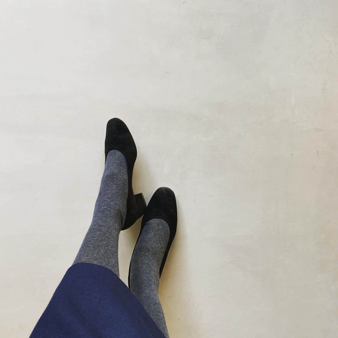 坪田あさみのインスタグラム：「. 本日仕事納め。年始入稿の原稿書きやら リモート打ち合わせやらはまだあるけど。 怒涛の12月を乗り切りちょっとぐったり。 年末年始はゆるゆる遊ぶぞー❗️ （大掃除もせねば💦） . マットなタイツとスエードパンプスの組み合わせが好きな今日の足元。 .  #shoes @headingsouth_official  #tights #falke #アラフォー#アラサー#アラフォーコーデ #アラサーコーデ #お仕事コーデ #アラフォーol #アラサーol #あらふぃふ #アラフィー　#アラフィーコーデ #アラフィフコーデ#40代ファッション #40代コーデ　#30代ファッション　#30代コーデ　#50代ファッション#50代コーデ #大人コーデ #大人カジュアル」