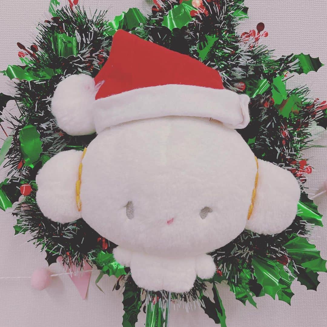 こぎみゅん（サンリオ）のインスタグラム：「サンタさんのぼうし、似合うみゅん･･？🎅  #サンリオ #キャラクター #小麦粉の妖精 #こぎみゅん #sanrio #character #cogimyun #クリスマス #xmas #🎅」