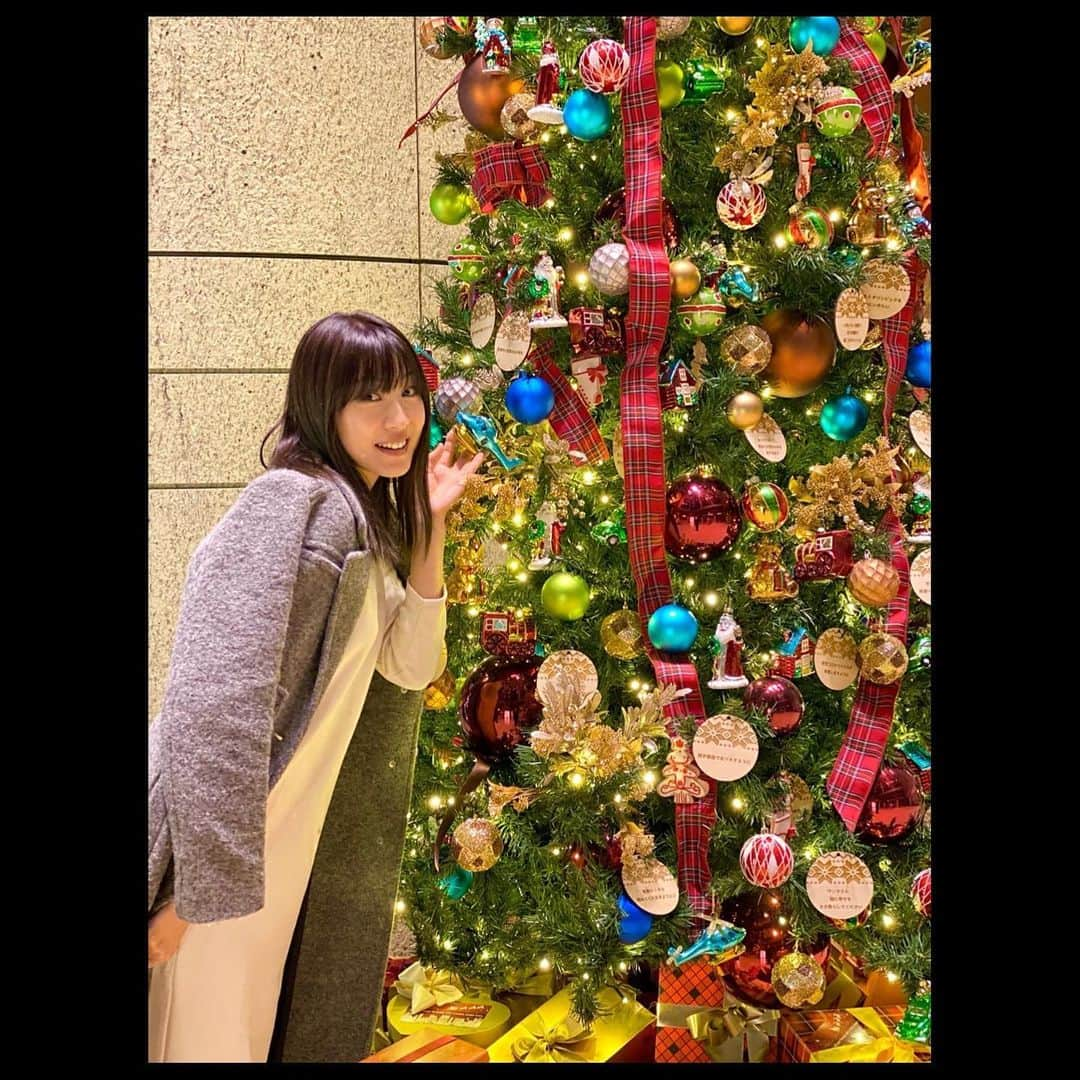 夕霧らいさんのインスタグラム写真 - (夕霧らいInstagram)「Merry christmas🎅 色々なツリー、イルミネーション、クリスマス限定パフェ、シュトーレンの食べ比べなど、、、（ジョエルロブションのは、ショコラも和三盆もどちらも美味しかったです💖） クリスマスは楽しみがたくさんで大好きです😘  明日からは年明けに向けての準備が本格的に始まりますね。 2020年は世界中が、苦しくて我慢の一年になってしまいましたが、2021年は少しでも明るい方向に進んでいける様に祈りつつ、日々感謝の気持ちを忘れず、自分を信じて前進して参りたいと思います。  年賀状も、2〜3行ではありますが、一人一人に直筆でメッセージを書かせて頂きましたので、楽しみに待っていてくださいね📮 明日は今年最後のオンラインイベント💻✨ . . . #merrychristmas  #千疋屋フルーツパーラー  #ベリーベリーショコラ #bgmは  #今日はクリスマス　ですが #山下達郎　さんの #クリスマスイブ   #3枚目 #シュトーレン食べ比べ  #ランチョンマット　は #日比谷公園  #christmasmarketで  #4枚目 #くるみ割り人形　も #可愛いマスク❤️」12月25日 17時20分 - 88rairai88