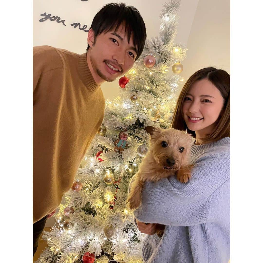 真野恵里菜さんのインスタグラム写真 - (真野恵里菜Instagram)「Feliz navidad 🎄 今年は家でのんびりまったりなクリスマス😊 #MerryChristmas #家族写真」12月25日 17時20分 - erinamano_official