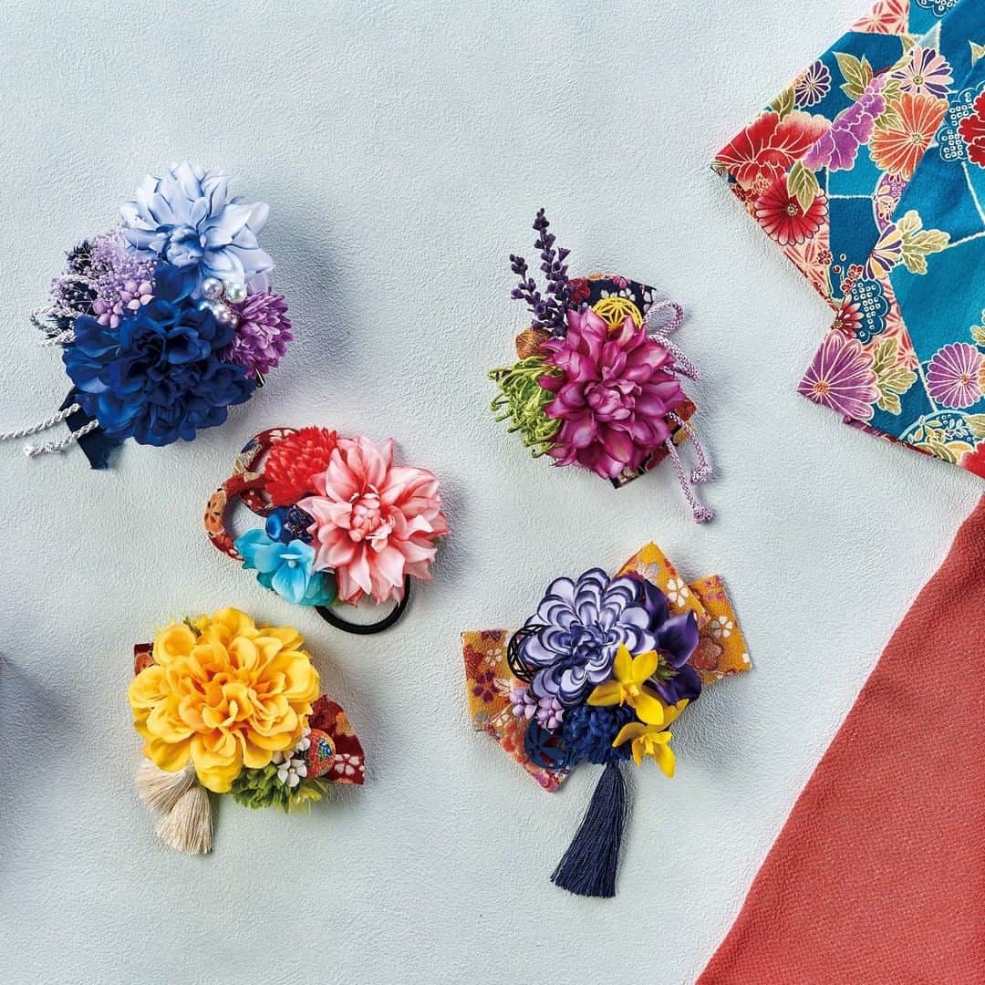 東京堂アーティフィシャルフラワーMAGIQのインスタグラム：「・ 【アーティフィシャルで季節を迎える】 ～Ｗinter Color Flower＊New Year (ウィンターカラーフラワー＊新春） ～ ・ 【パープル】 FM6955-117　ポルテダリアピック FM7392-23　糸菊ピック FM2373-17　ステラベロニカピック ZE8740　てまりピース RA1580-39　チリメンハナチラシ50㎜ RA2215-37　初音3✕30 JP220-3　金糸サテンピック小 AZ72　台付ダブルピンロング 【レッド】 FM6955-103　ポルテダリアピック FM501-28　ベルエマムピック FM25048-255　アリスハイドレンジア RA2239-16　チリメン飾紐 AP5063-5　モロッカンクリアピック XP165-10　タイニーサテンピック小 AZ73　台付ゴム 【ブルーラベンダー】 FM3348-11　アンナダリアピック FM501-33　ベルエマムピック FM1256-4　ルシアファレノ AP5619-17　プティクラフトピック ZE8740　てまりピース RA1580-4　チリメンハナチラシ50㎜ RS5700-33　ブリリアントタッセル JP220-18　金糸サテンピック小 AZ70　台付ダブルピンS 【イエロー】 FM414-4　プライムダリアピック FM501-23　ベルエマムピック FM1188-4　ミルキースカビオサピック AP5619-1　プティクラフトピック ZE18-103　ちりめんボール中 RA1580-16　チリメンハナチラシ50㎜ RS5900-37　ピッコラタッセル AZ118　バレッタ小 【ブルー】 FM414-10　プライムダリアピック FM6955-105　ポルテダリアピック FM501-51　ベルエマムピック DO10-441　ソフトミニカスミ草 AP5619-17　プティクラフトピック AP4985　オーロラパールピック RT50100-16　フレッジ30✕10M RA2170-3　江戸打羽衣金手綱4㎜✕15M ZE627-20　紋様プレート AZ112　台付くちばしクリップミニ AZ118　バレッタ小  ・ 【ハッピーニューイヤー！🌄キャンペーン】開催中！ 期間:2020年12月8日(火)〜2021年1月3日(日) 入賞→ ６名 発表→ 1月7日(木) 、8日（金） ・ ●テーマ 【新春(お正月)🎍】の写真を投稿してください。 ・ 応募は簡単！ 以下参加方法にて、どなたでも参加OKです。 ◎参加方法 ① @magiq.jp をフォロー ② #magiq新春2021 をタグ付けて投稿して下さい！ ・ 皆さまのご参加をお待ちしております！！ ・ #MAGIQ #MAGIQのある暮らし #TOKYODO #東京堂 #アーティフィシャルフラワー #アーティフィシャル #アートフラワー #造花  #フェイクフラワー  #フェイクグリーン #花 #花のある暮らし #花のある生活 #花好きな人と繋がりたい #花を飾る #インテリア #インテリアフラワー  #フラワーデザイン #フラワーアレンジメント #フラワーアレンジ #アレンジメント #artificial #artificialflower #flowerofinstagram #flowersoninstagram #花藝 #꽃스타그램 #조화 #新春」
