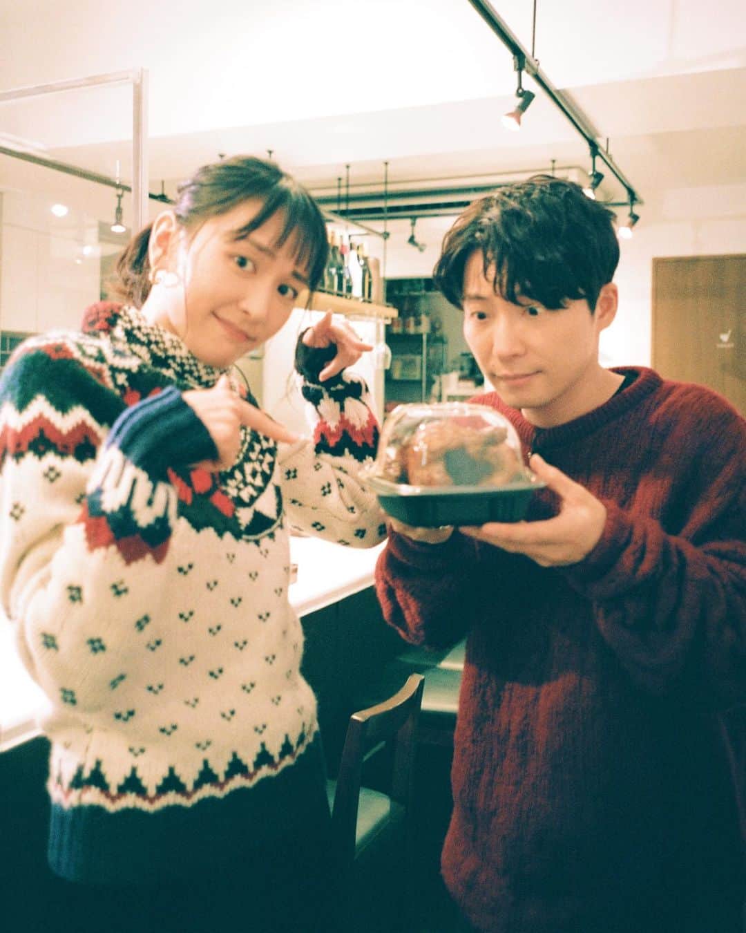 のインスタグラム：「今夜7時からは"ぴったんこカンカン"で逃げ恥のみんなとクリスマスパーティー。そのあと9時台後半は"Mステスーパーライブ"で「うちで踊ろう」「化物」「恋」を歌います。是非見てね。メリークリスマス🎅  #逃げ恥 #Mステ #星野源」