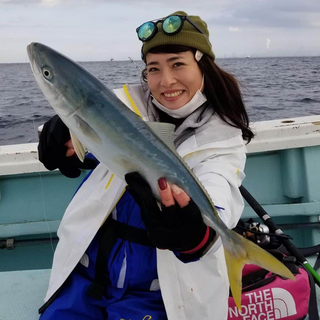 川目梢のインスタグラム：「横浜市・金沢漁港『蒲谷丸』でLTイナダ五目🎣❤️  ギュイーンって曲がる竿先 たまらんのよー❤️ お手軽に青物が手に入るので皆さんも挑戦してみてねん🌷 愉快な常連さんが初心者さんに優しい、そんな蒲谷丸へいってらっしゃーい👏❤️  #蒲谷丸 #釣り #釣りガール #釣り好きな人と繋がりたい #釣りスタグラム #釣り女子 #釣り好き  #イナダ」