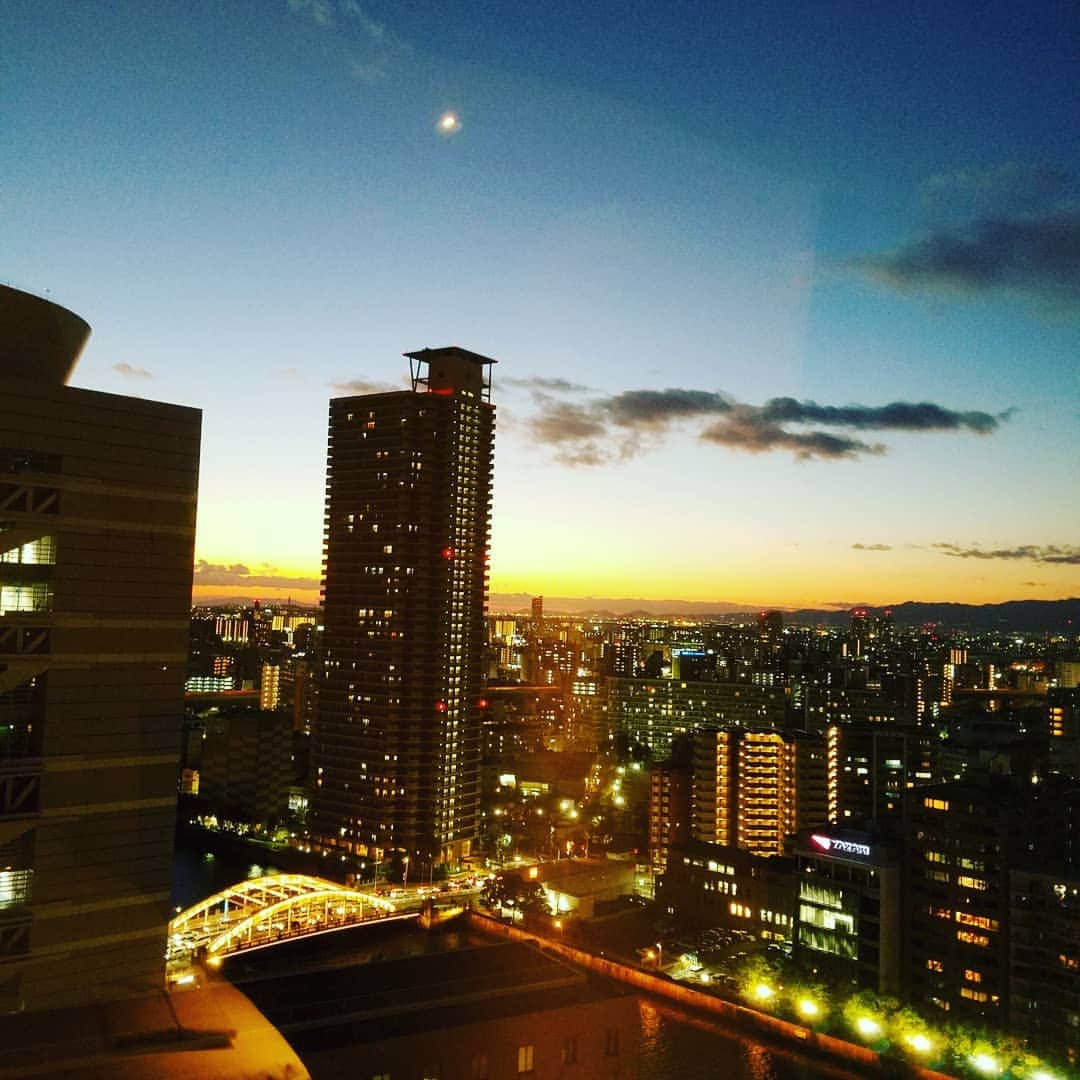 黒田啓蔵さんのインスタグラム写真 - (黒田啓蔵Instagram)「お疲れ様です✨ 今日は、大阪です。 明日は、早朝なのでサッと夕飯を頂いて 早めに休みます。☺ 部屋からの景色が、綺麗です✨ #大阪 #仕事 #明日は、#早朝から #早めし #早寝 #夕景 #綺麗」12月25日 17時31分 - kurodakeizo