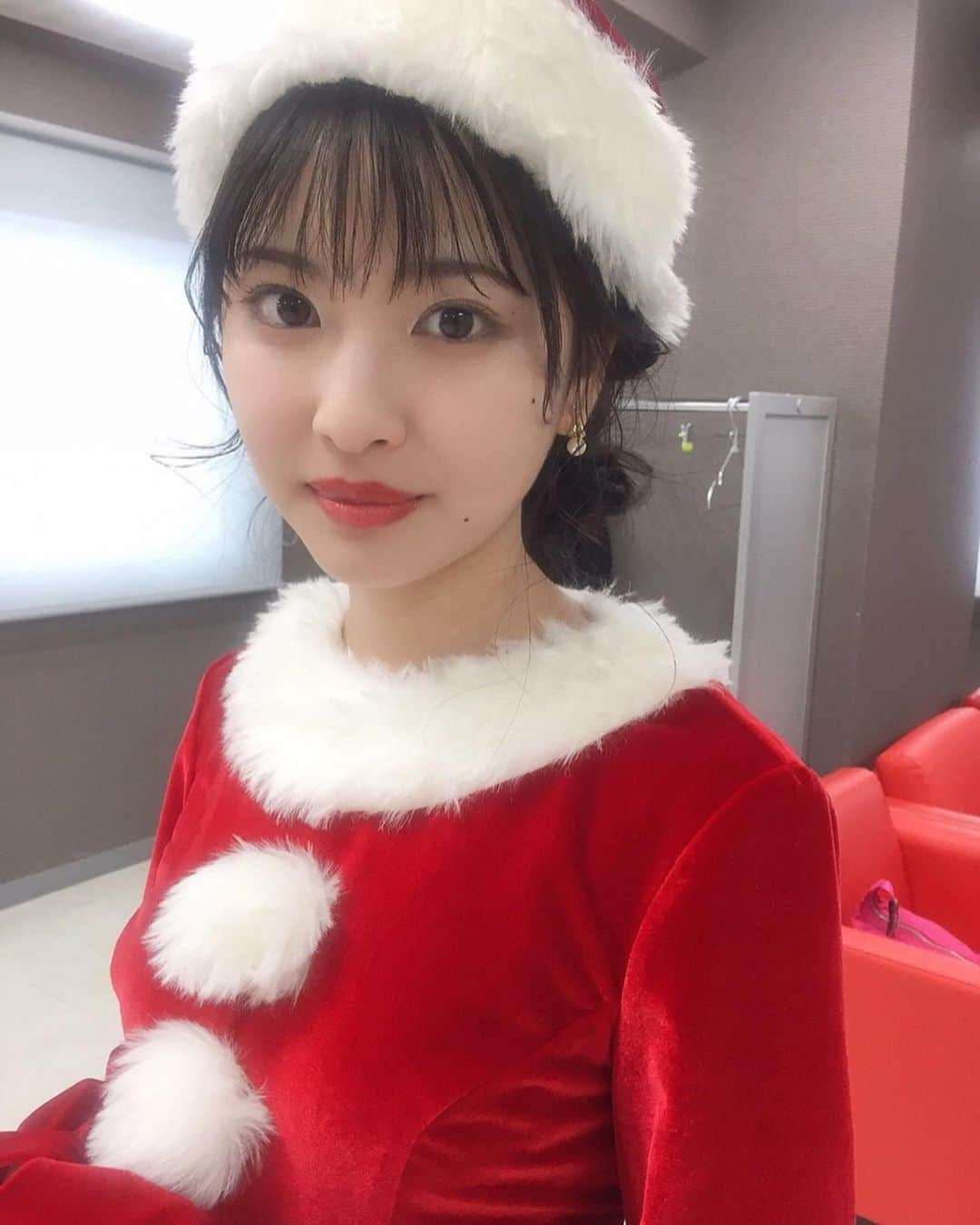 木下彩音さんのインスタグラム写真 - (木下彩音Instagram)「メリークリスマス〜🎄✨  1枚目は2018年に初めてイベントをさせて頂いた時のサンタ服🎅 2枚目は2019年におもちゃ王国でのサンタ服🎅  懐かしい写真を載せてみました☺︎  皆さんはどのようなクリスマスをお過ごしですか？？ 私はお家でまったり過ごしたいと思います😌」12月25日 17時26分 - ayane.kinoshita