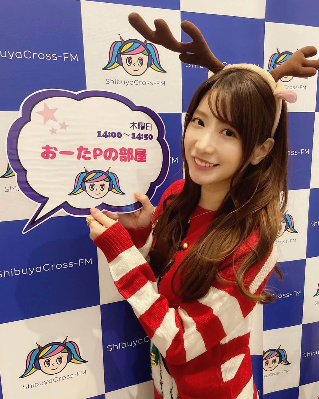 中川杏奈のインスタグラム：「本日、年内ラストの『おーたPの部屋』@渋谷クロスFMは月に一度の「ソーシャルインパクト」コーナー📻今月のゲストはNPO法人WELgee 就労伴走事業部・統括の山本菜奈さんをお迎えしました💓 https://www.welgee.jp WELgeeでは日本に逃れてきた難民の方が日本社会で自立し活躍できるように支援し共に未来を作る活動をしています✨  難民の世界的な定義は、 "戦争、宗教的迫害、人種差別、政治的迫害、経済的困窮、自然災害、飢餓などさまざまな理由で自国を離れ他国の庇護と援助を求めて来た人々" 更に日本では、 "自国にいると迫害を受け生命の危機が脅かされる恐れがある人々" なために、日本では年間1万人の難民申請があるうち認定されるのはたった40人。それ以外の方は強制送還されたり、日本にいても苦しい生活をしている方も多いそうです。  知識や言葉もわからず、家族や知り合いさえいない日本に来るのはどれだけ不安で心細いことだろうと思います。 WELgeeさんはそんな方達とコミュニケーションを取りながらそれぞれが活躍できるようお仕事を紹介したり、IT技術やプログラミングを勉強してもらったり、 日本になじめるようにシェアハウスに住みながら地域の活動に参加し交流し合い、お互いが安心して暮らせる環境作りをしています✨  山本さんのお話を聞いて私も自分のことだけではなく、誰かのために何かできる人でいたいなと思って小額ですが寄付をさせていただきました☺️ WELgeeでは、インターシップやボランティア、難民の方たちの働く企業や活躍できる場を募集しているそうなので少しでも気になった方は是非HPを見ていただけたら嬉しいです(^^)  ✨🎄✨🎄✨🎄✨🎄✨🎄✨🎄✨🎄✨  あっという間の年末！ 今日も明日も来年も、みんなにとって素敵なことがたくさんおきますように🥰✨✨✨ メリークリスマス💝💝💝  ーーーーーーーーーー ■放送局：『渋谷クロスFM』 ■番組名：『おーたPの部屋』 ■放送時間：毎週木曜日14:00〜14:50[生放送] ■視聴URL :  http://shibuyacrossfm.jp/ [全国視聴可] ■番組概要：shibuyacrossfm.jp/program/tur/14.php ■FM視聴：88.5MHz[渋谷区内] ■後援：ドローン操縦士協会 https://d-pa.or.jp/ ーーーーーーーーーー #渋谷クロスFM #おーたPの部屋 #ソーシャルインパクト #山本菜奈 #WELgee #ドローン操縦士協会 #吉野次郎 #中川杏奈 #太田勝己 #おーたP #映画 #ラジオ #タレント #女優 #渋谷 #radio  #難民支援 #難民  #Shibuyacrossfm #movie #model #Shibuya #Tokyo #Japan #クリスマスコスプレ #トナカイコスプレ #クリスマスセーター　#アグリーセーター」