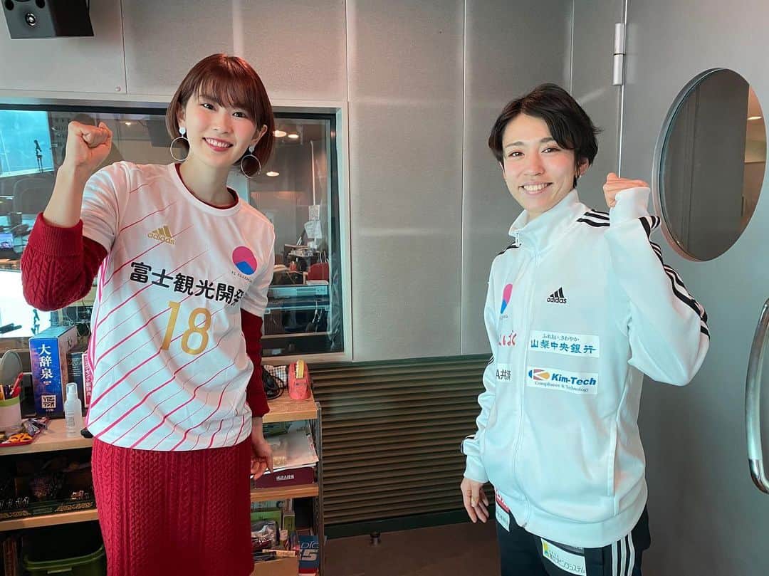 のインスタグラム：「年内最後の金曜日のラララ♪モーニング✨ （来週月曜から木曜はあります！ 金曜ラララは元日はお休み）  今日はFCふじざくらの工藤麻未キャプテンがスタジオに✨ 以前は電話出演だったので、やっとゆっくりスタジオでお話を聞けました😊✨ 言葉の端々から工藤選手のストイックさを感じました。  来シーズンの活躍を期待しています！  実は今年、RSK時代の先輩 守口さんMCの番組に工藤選手が出演していたのです！ 世の中って狭いですねぇ😂  #FCふじざくら #女子サッカー #サッカー #サッカー好きな人と繋がりたい  #山梨県 #山梨 #yamanashi #甲府 #アナウンサー #ラジオパーソナリティ #ラジオパーソナリティー #ラジオ #radio #radiko #山梨放送 #ybsラジオ #小松千絵 #山梨スピリッツ #山梨スポーツ #スポーツ好き」