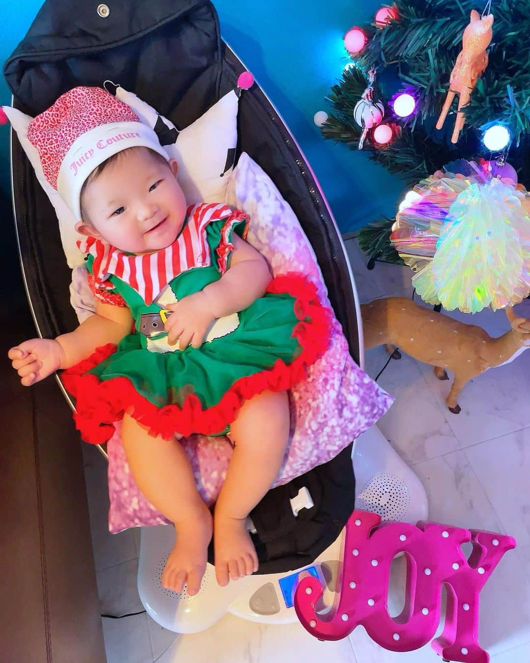 miniさんのインスタグラム写真 - (miniInstagram)「MERRY CHRISTMAS🎅🏽❤️👶🏽🎄🎁❤️✨✨ アリエルは、はじめてのクリスマス🎄🎅🏽🎁❤️ アリエルフと今年は、こっちゃんにも、Cocoにも、クリスマスの準備でおねぇちゃん達にサンタさんとエルフになってプレゼント渡せたね🎁👶🏽🎅🏽❤️❤️ みんなハッピーホリデー👶🏽🎅🏽🎁❤️❤️❤️ #merrychristmas #xmas #happyholidays #baby #babyelf #elf #ベビー #生後6ヶ月 #サンタとエルフ #ベビーエルフ #エルフ #メリークリスマス」12月25日 17時28分 - mini.stagram