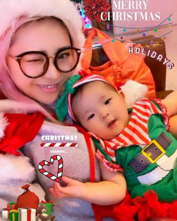 miniのインスタグラム：「MERRY CHRISTMAS🎅🏽❤️👶🏽🎄🎁❤️✨✨ アリエルは、はじめてのクリスマス🎄🎅🏽🎁❤️ アリエルフと今年は、こっちゃんにも、Cocoにも、クリスマスの準備でおねぇちゃん達にサンタさんとエルフになってプレゼント渡せたね🎁👶🏽🎅🏽❤️❤️ みんなハッピーホリデー👶🏽🎅🏽🎁❤️❤️❤️ #merrychristmas #xmas #happyholidays #baby #babyelf #elf #ベビー #生後6ヶ月 #サンタとエルフ #ベビーエルフ #エルフ #メリークリスマス」