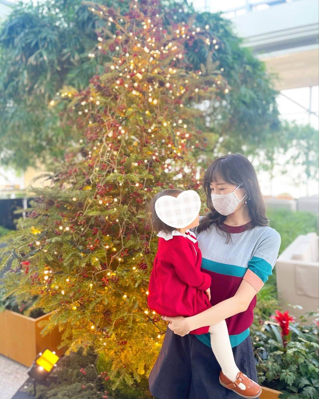 小林真由のインスタグラム：「メリークリスマス✨ ﻿ ﻿  朝からプレゼントまで猛ダッシュしてました👧🏼🎄﻿ 人生で初めて見るこの光景は本当に感慨深かった！欲しがってたおもちゃのギターよりもミッキーのお家よりもやっぱり塗り絵が楽しいみたいだけど、兄弟で遊ぶ姿が微笑ましいクリスマスです。﻿ ﻿ 今年も今日を過ごせることに感謝☃️🧣 ﻿ ﻿ ﻿ #メリークリスマス #クリスマス #クリスマスツリー #女の子ママ #男の子ママ #ママライフ #2歳 #生後4ヶ月 #ベビー #二人育児 #merrychristmas #christmas」