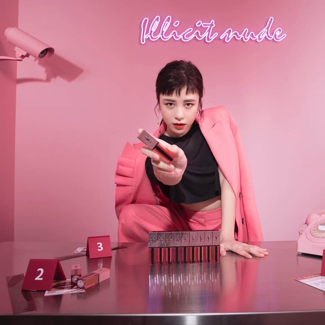 宇珊のインスタグラム：「在聖誕節這天 我被 @yslbeauty 逮捕了 罪名是：長太可愛 / 恩 好 我先去吐一波🤣 #我就是叛逆的這麼可愛 #YSL奢華玫瑰金  #YSL玫瑰小粉條  #YSL玫瑰金蓋  #YSL赤裸誘惑  #YSL唇膏  #2021年1月1日上市 / 誰說粉色不能霸氣的 服裝謝謝 @msgm @bluebelltw 髮型 @ryan_lin___」