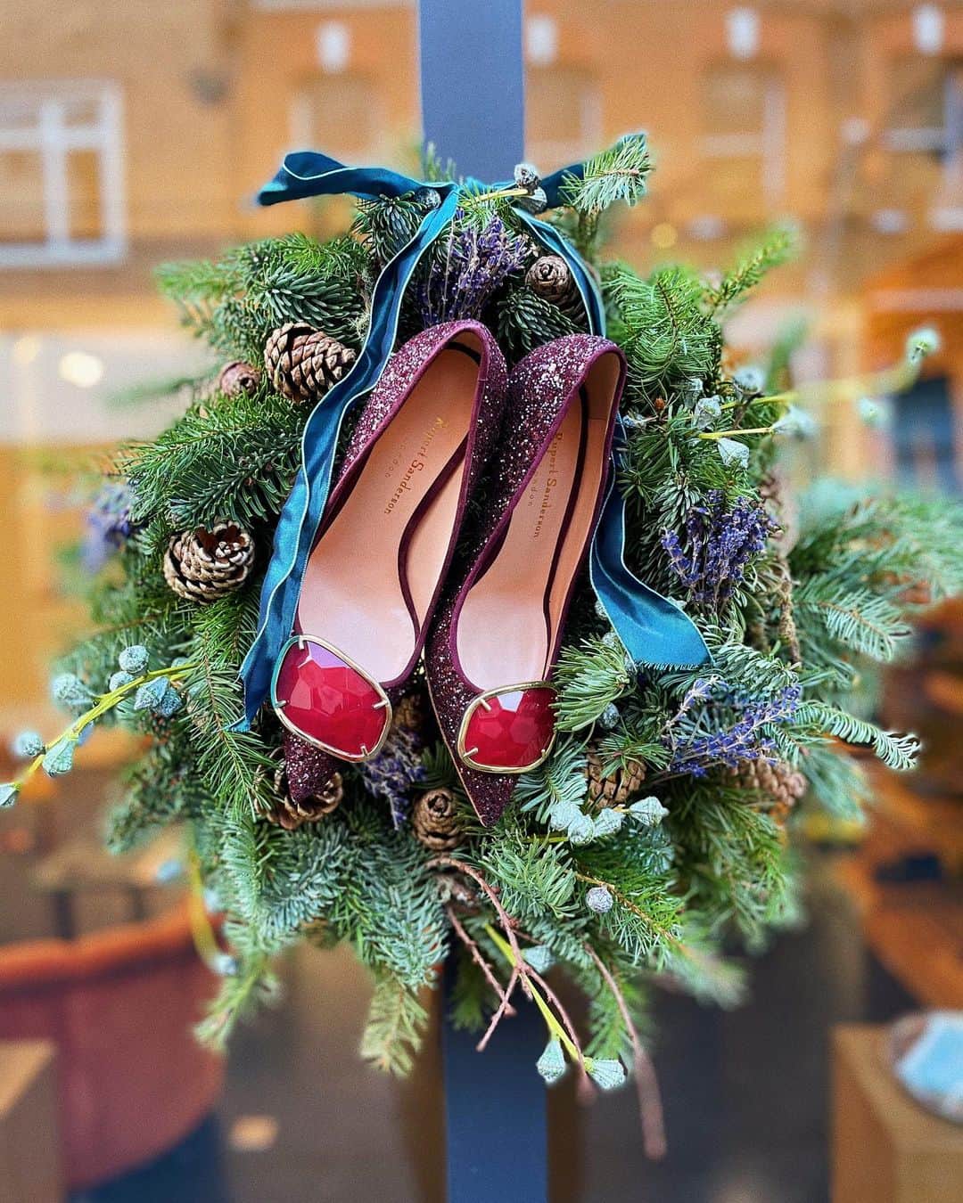 ルパートサンダーソンのインスタグラム：「Wishing you a very Merry Christmas, with love from all at Rupert Sanderson x」