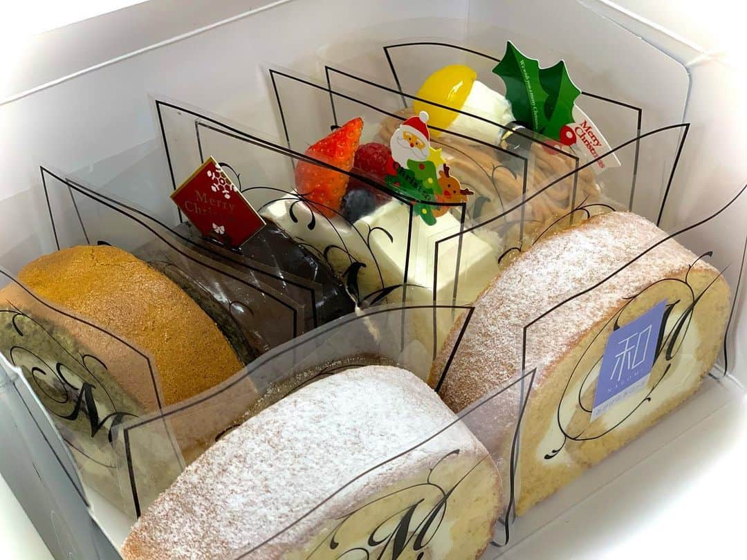 のインスタグラム：「Merry Christmas🎄🎅🏻🍰 . 今年もサンタクロースがやって参りました🥰🍰🎉 毎年、お気遣い有難うございます。。 美味しくいただきます🤤🤍 . #今年もサンタクロースがやってきた  #毎年ありがとうございます . #🍰🍴 #🎄🎅🏻 #🎄🎁 #🎁💓 #merrychristmas #christmas #xmas #メリークリスマス #クリスマス #クリスマスプレゼント #御影ロール #ゲレンデ愛好会 #車好きな人と繋がりたい #車好きな人と繋がりたいフォローミー #車好き女子 #車好き男子 #ドライブデート #イルミネーションデート #クリスマスデート #アウトドア #助手席担当 #神戸 #六甲アイランド #中古車販売店 #リンテック神戸」