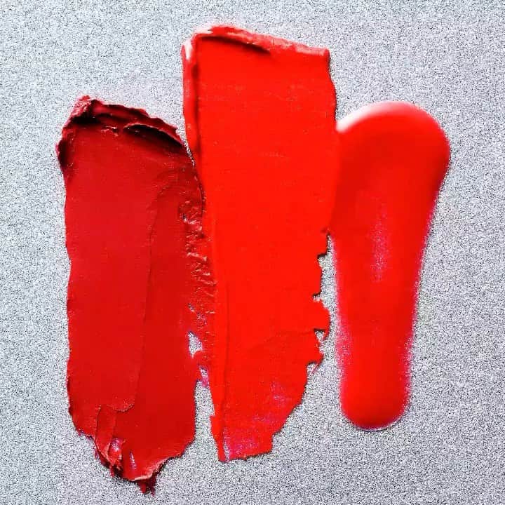 kiss コスメティクス（公式）のインスタグラム：「. 🎄Merry Christmas🎄  特別な日にオススメの王道赤リップをご紹介💄  💎キス スライドルージュ 11  💎キス ヴェールリッチルージュ マット 51  💎キス ブルーミングオイルグロス 04  好みの質感に合わせてアイテムを選んで 特別な日のリップメイクを楽しんで♪  素敵なChristmasが過ごせますように✨  #kissコスメ」