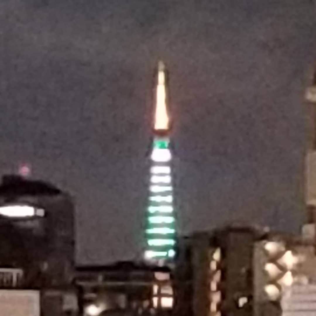 宇月田麻裕さんのインスタグラム写真 - (宇月田麻裕Instagram)「今日の東京タワーもクリスマスバージョン。 画像だと分かりにくいです。 見える人、見てみてください。キレイです。 自宅から、東京タワーが見えるっていいなー✨」12月25日 17時39分 - mahiro_utsukita