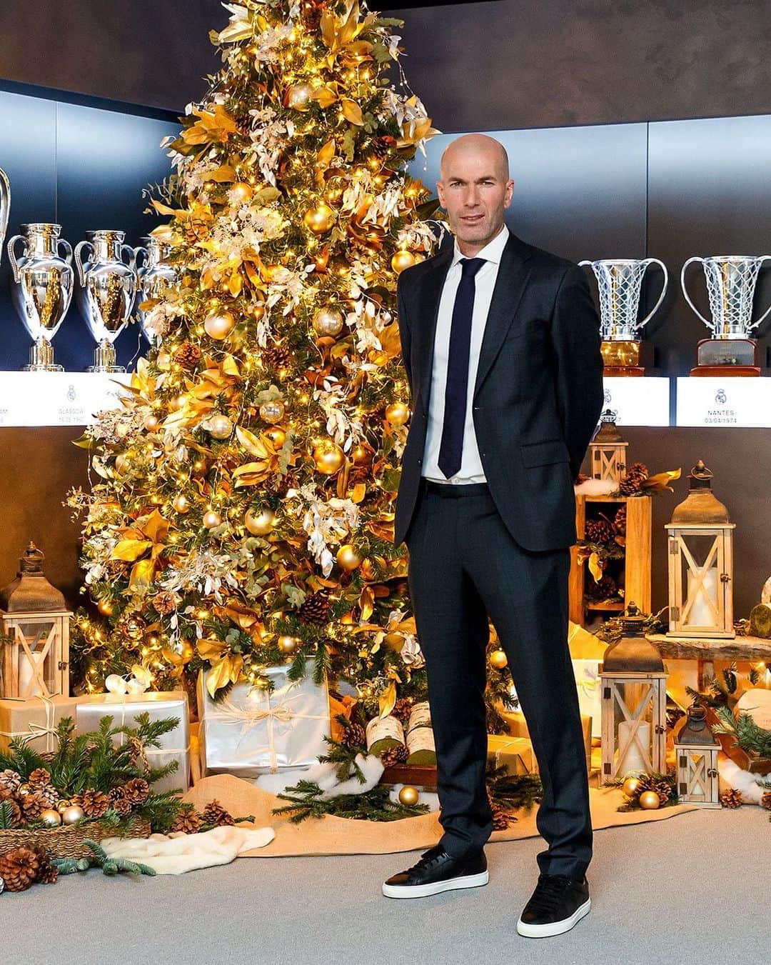 レアル・マドリードさんのインスタグラム写真 - (レアル・マドリードInstagram)「🤝 @Zidane: "We know that these are difficult times and we must be more united than ever." - 🤜🤛 Zidane: "Sabemos que son tiempos complicados y debemos estar más unidos que nunca."  #RealMadrid • #HalaMadrid」12月25日 17時32分 - realmadrid