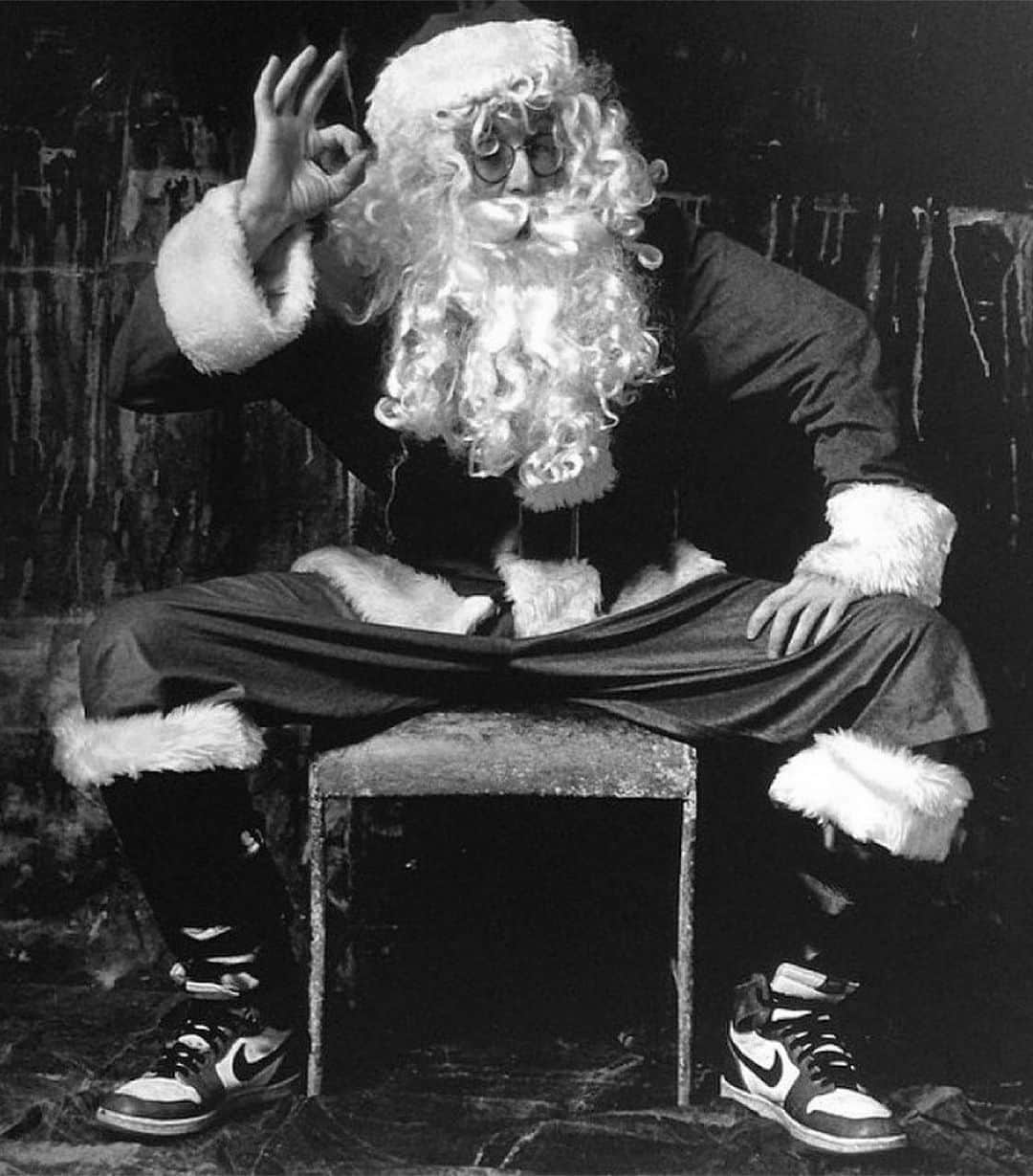 サマンサ・ロンソンさんのインスタグラム写真 - (サマンサ・ロンソンInstagram)「Happy Christmas 🎄from Keith Haring in Jordans ✨  Repost from @jestijl • Keith Haring dressed as Santa, by Marcus Leatherdale, 1987」12月25日 17時34分 - samantharonson