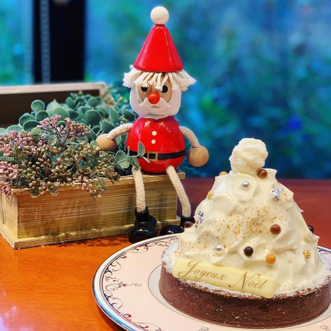のインスタグラム：「♡♡♡♡ 🎄Merry Christmas 〜2020〜 🎄 .  皆さんはどんなケーキを食べましたか⁇ 来年は是非オテルドゥミクニ のクリスマスケーキを お楽しみいただけると嬉しいです🎅💗 . 年内は27日まで営業しております！ ▽▽ご見学のお問合せ▽▽ 03-3351-3818 お気軽にお電話ください💜 . . #オテルドゥミクニ #クリスマス #クリスマスケーキ #レストランウェディング #三國清三 #ウェディングケーキ #ウェディングフェア #🎅 #🎄 #christmas #christmascake #wedding #cake」