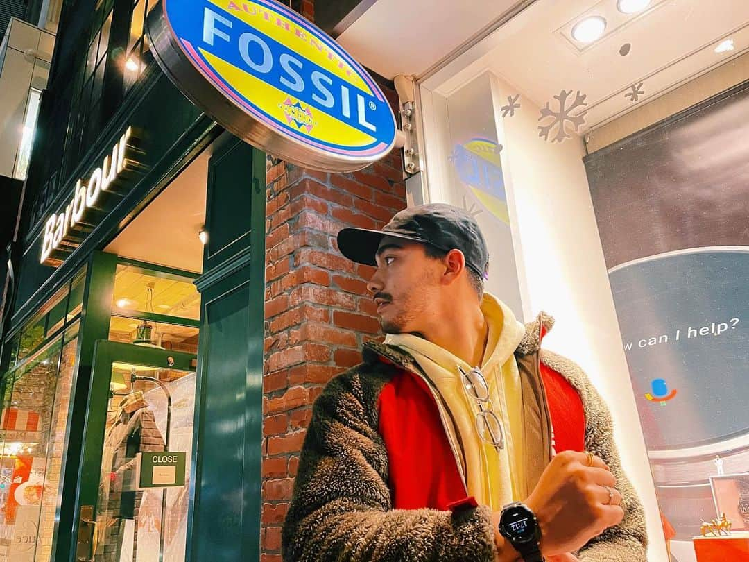 石倉ノアさんのインスタグラム写真 - (石倉ノアInstagram)「FOSSIL .. . スマートウォッチ難しいってイメージがあったけどめっちゃ使いやすい！！ スピーカーが付いてて、Googleアシスタントによる音声操作が付いてるから駐車場とか探してくれるからめっちゃ便利⭐️ 便利やし防水機能もあるから外すことがないね😎 . ..  #FOSSIL　#フォッシル #fossilstyle #FossilSmartwatch #Gen5E　#PR」12月25日 17時35分 - zeppelin.noah