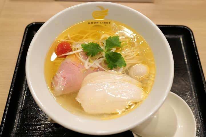 福岡グルメ 福岡ランチ「デビログ」さんのインスタグラム写真 - (福岡グルメ 福岡ランチ「デビログ」Instagram)「上川端町商店街にある『中華そば 月光軒』に伺った。 『#月光軒 』と書いて”ムンライケン”と読むようだ。 まずは食券機で食券を購入するスタイルだが、PayPayも使える。 今回は「中華そば (しお)」740円税込にしてみたよ。 透き通った黄金色のスープがまぶしい😊 その日の気候に合わせて配合や加水調整した自家製麺は、心地よい歯ごたえで美味いよ👌  Instagramのフォロワー限定メニュー「和え玉」200円は「中華そば(しお)」とはまた別の麺やった。 全粒粉で細麺なのに、これまた心地よい歯ごたえなんよ🙆‍♂️ 最初はそのまま食べて、途中で中華そばのスープを加えるとまたいい感じに😁  年内は30日までで、年始は4日から営業とのこと。  ♦️福岡グルメ 福岡ランチの店舗探しならブラウザで「デビログ」で検索 ♦️デビログに載っていない店舗情報はブラウザで「もっとデビログ」で検索  #中華そば月光軒 #福岡市博多区上川端町 11-1 新川端グレイスマンション B1F 092-409-2225 11:00～14:00 土、日 10:00～14:00 日曜日営業 定休日：水曜日  #福岡ラーメン #福岡中華そば #中洲川端 #上川端町商店街 #ムンライケン #福岡 #福岡県 #福岡市 #福岡グルメ #福岡ランチ #福岡ディナー #福岡ごはん #福岡ご飯 #福岡飯 #福岡食べ歩き #福岡インスタグルメ #食べログ福岡 #福岡旅行 #福岡グルメ旅 #博多 #博多グルメ #博多ランチ #fukuoka #fukuokacity #fukuokagourmet #fukuokapics #hakata」12月25日 17時36分 - devi_takahashi