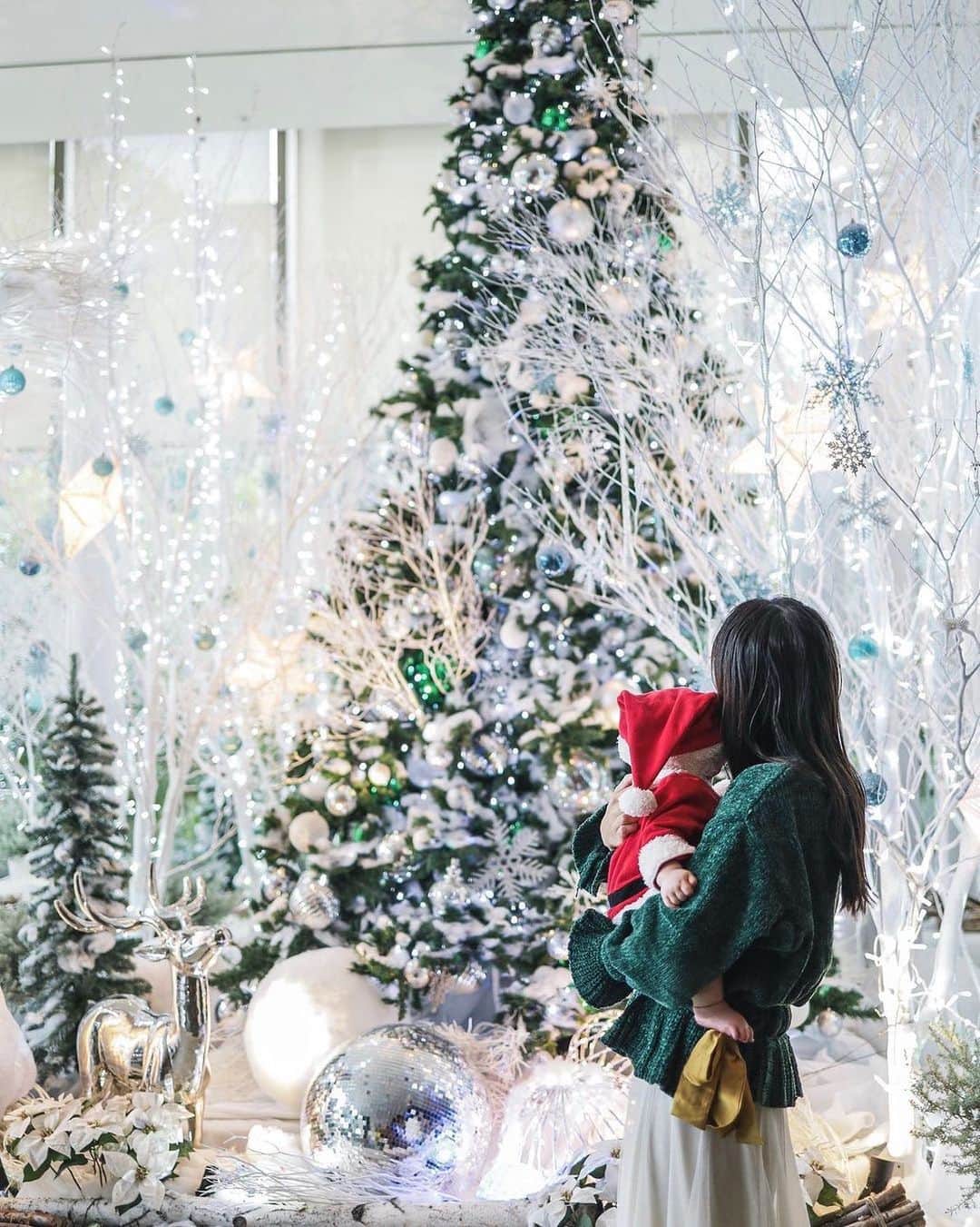 タビジョのインスタグラム：「Merry Christmas🎄🎅🏻🎄 みなさん素敵なクリスマスお過ごしですか🤶 お仕事の人も、学校の人も、お家で過ごす人も💕素敵なクリスマスになりますように☺️🎁 本日の「#タビジョ」はこちら💕 お子さんと旅行を楽しんでいる様子は #ママタビジョ でシェアしてね🥴 ＊＊＊＊ 📸 @sakino1129 🚩 東京都「グランドハイアット東京」 コメント抜粋 先日、息子にあまり無理させずにクリスマス散歩ができたらと思い、数駅の距離だけど六本木にホテルステイしてみました☺️﻿ ﻿ 泊まったホテルではありませんが、グランドハイアット東京に朝からツリーを見に行けてうれしった♡﻿ ﻿ 朝の8時台に到着したら、誰もいないところでのんびり写真タイムができました😌﻿ ＊＊＊＊＊＊ #タビジョ #tabijyomap_japan #グランドハイアット東京」