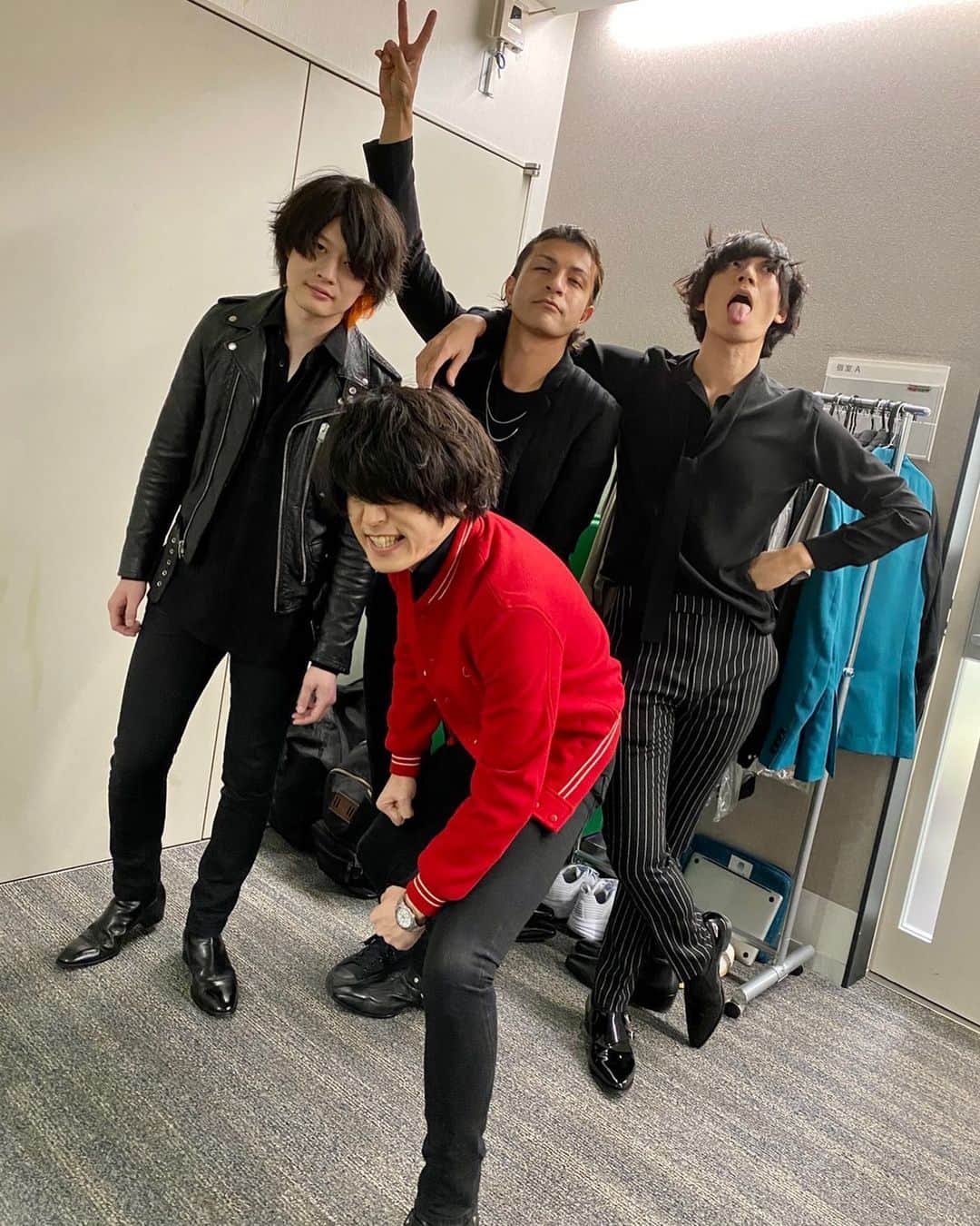 のインスタグラム：「Mステありがとう。 テレビの前でシンガロングしてくれた？  そして、次は"東京スカパラダイスオーケストラ feat.川上洋平”！  #風になって #alexandros  #一番クリスマスっぽい人が真ん中にいます」