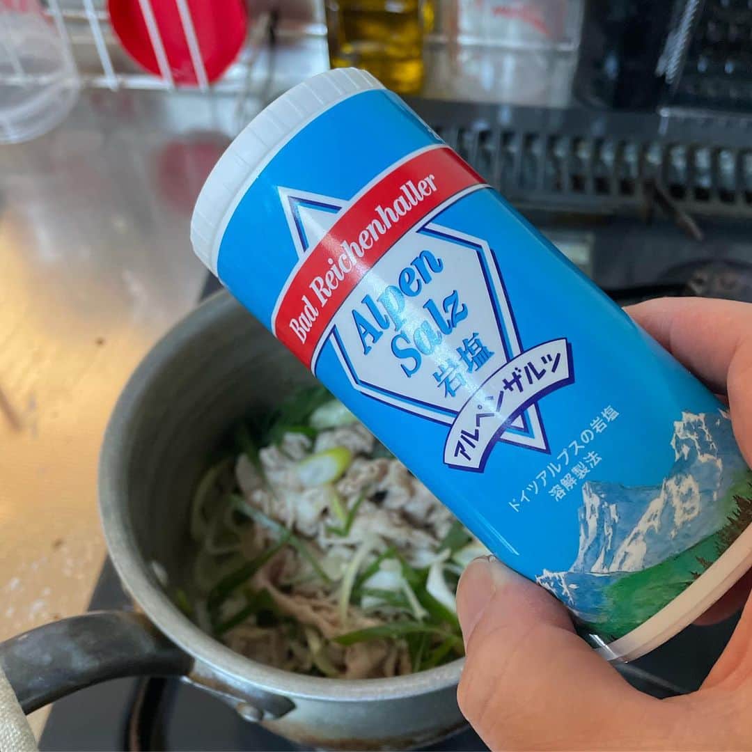 アルペンザルツ公式Instagramさんのインスタグラム写真 - (アルペンザルツ公式InstagramInstagram)「レシピあり🍜 「ねぎ塩豚うどん」の作り方 * さっぱりとした塩味でありながら、ごま油で炒める豚バラ肉の脂の甘みとネギのアクセントが効いた、シンプルながら手早く素材の出汁で美味しくできるうどんです✨ * * 今回のレシピは、 @uchikoc さんに作ってもらいました！ * [ウチコックさんからのワンポイント] とてもシンプルでテクニック不要。お醤油はお好みに合わせて調節してみてください。 * また、生姜などを加えてもこの時期にぴったりのお味に。 * * ぜひ参考に作ってみてくださいね！ * * * ∴♔∴∴♔∴ Ⓡ Ⓔ Ⓒ Ⓘ Ⓟ Ⓔ ∴♔∴∴♔∴  「ねぎ塩豚うどん」 * 【材料】 うどん…2食分 豚バラ肉…160g 長ネギ…1本 ごま油…大さじ2 ☆水…500ml ☆酒…大さじ2 ☆みりん…大さじ2 ☆アルペンザルツ…小さじ1 しょうゆ…小さじ1 * * 【作り方】 ①・豚バラ肉は食べやすい大きさに切る ・ネギは斜めに切る * ②鍋にごま油を入れて熱し、豚バラ肉を入れて炒め、火が通ったらネギを加えてさらに炒める。 * ③全体に火が通ったら☆を入れて煮て、アクが出てきたら取る。 * ④しょうゆをお好みの味になるまで加える。 * ⑤うどんを別鍋で茹で、茹で上がったら器に【4】とうどんを入れて完成。 * * #アルペンザルツ #塩 #美味しい塩 * #今日のごはん #手作りごはん #簡単レシピ #おかず #レシピ #食卓 #節約 #献立 #家庭料理 #節約生活 #自炊 #ランチ #家ごはん #時短レシピ #簡単レシピ #おいしい #料理 #美味しい #おうちごはん #手作り料理 #手料理 #料理好きな人と繋がりたい #塩レシピ #うどんレシピ #ねぎ塩豚うどん」12月25日 17時48分 - alpensalz_jp