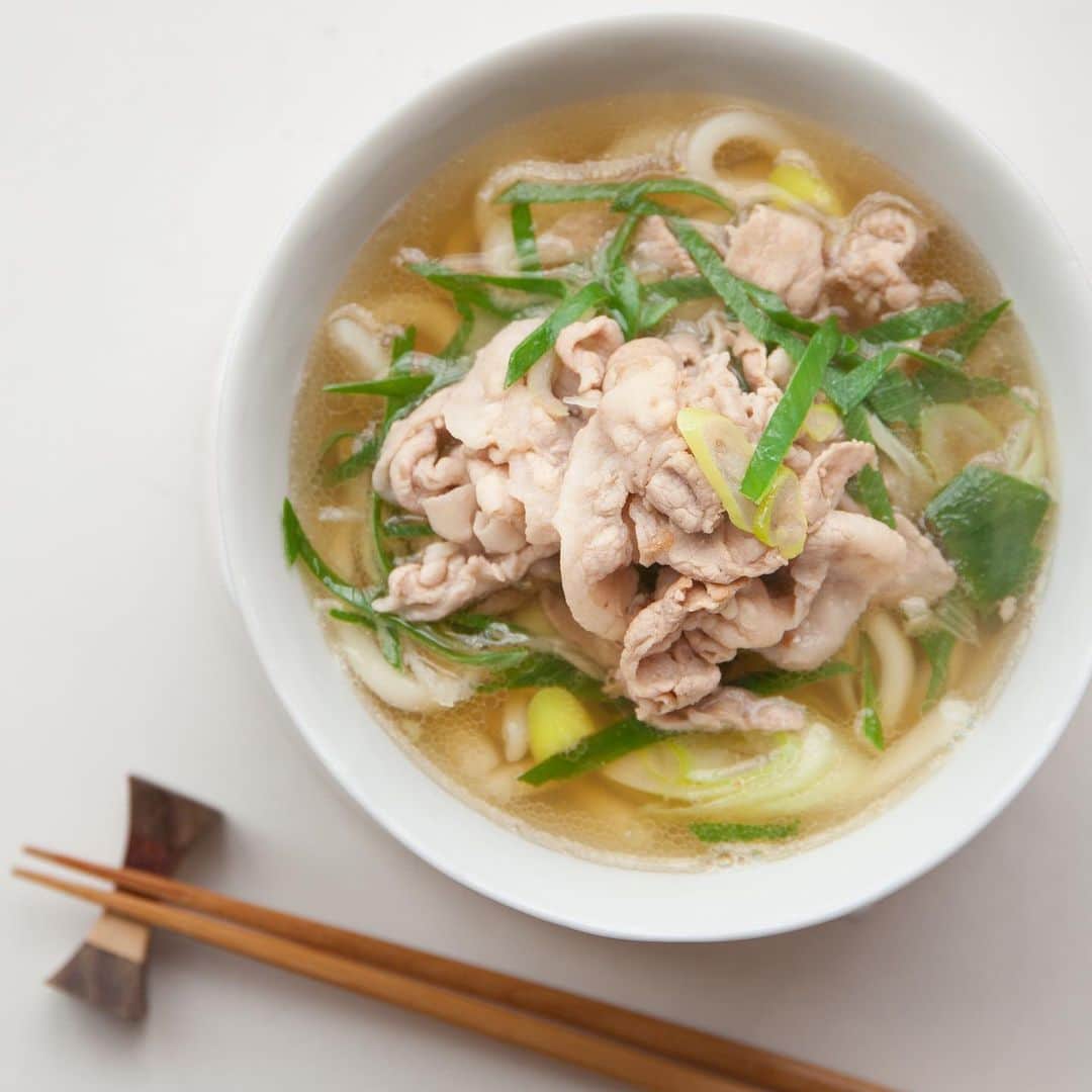 アルペンザルツ公式Instagramのインスタグラム：「レシピあり🍜 「ねぎ塩豚うどん」の作り方 * さっぱりとした塩味でありながら、ごま油で炒める豚バラ肉の脂の甘みとネギのアクセントが効いた、シンプルながら手早く素材の出汁で美味しくできるうどんです✨ * * 今回のレシピは、 @uchikoc さんに作ってもらいました！ * [ウチコックさんからのワンポイント] とてもシンプルでテクニック不要。お醤油はお好みに合わせて調節してみてください。 * また、生姜などを加えてもこの時期にぴったりのお味に。 * * ぜひ参考に作ってみてくださいね！ * * * ∴♔∴∴♔∴ Ⓡ Ⓔ Ⓒ Ⓘ Ⓟ Ⓔ ∴♔∴∴♔∴  「ねぎ塩豚うどん」 * 【材料】 うどん…2食分 豚バラ肉…160g 長ネギ…1本 ごま油…大さじ2 ☆水…500ml ☆酒…大さじ2 ☆みりん…大さじ2 ☆アルペンザルツ…小さじ1 しょうゆ…小さじ1 * * 【作り方】 ①・豚バラ肉は食べやすい大きさに切る ・ネギは斜めに切る * ②鍋にごま油を入れて熱し、豚バラ肉を入れて炒め、火が通ったらネギを加えてさらに炒める。 * ③全体に火が通ったら☆を入れて煮て、アクが出てきたら取る。 * ④しょうゆをお好みの味になるまで加える。 * ⑤うどんを別鍋で茹で、茹で上がったら器に【4】とうどんを入れて完成。 * * #アルペンザルツ #塩 #美味しい塩 * #今日のごはん #手作りごはん #簡単レシピ #おかず #レシピ #食卓 #節約 #献立 #家庭料理 #節約生活 #自炊 #ランチ #家ごはん #時短レシピ #簡単レシピ #おいしい #料理 #美味しい #おうちごはん #手作り料理 #手料理 #料理好きな人と繋がりたい #塩レシピ #うどんレシピ #ねぎ塩豚うどん」