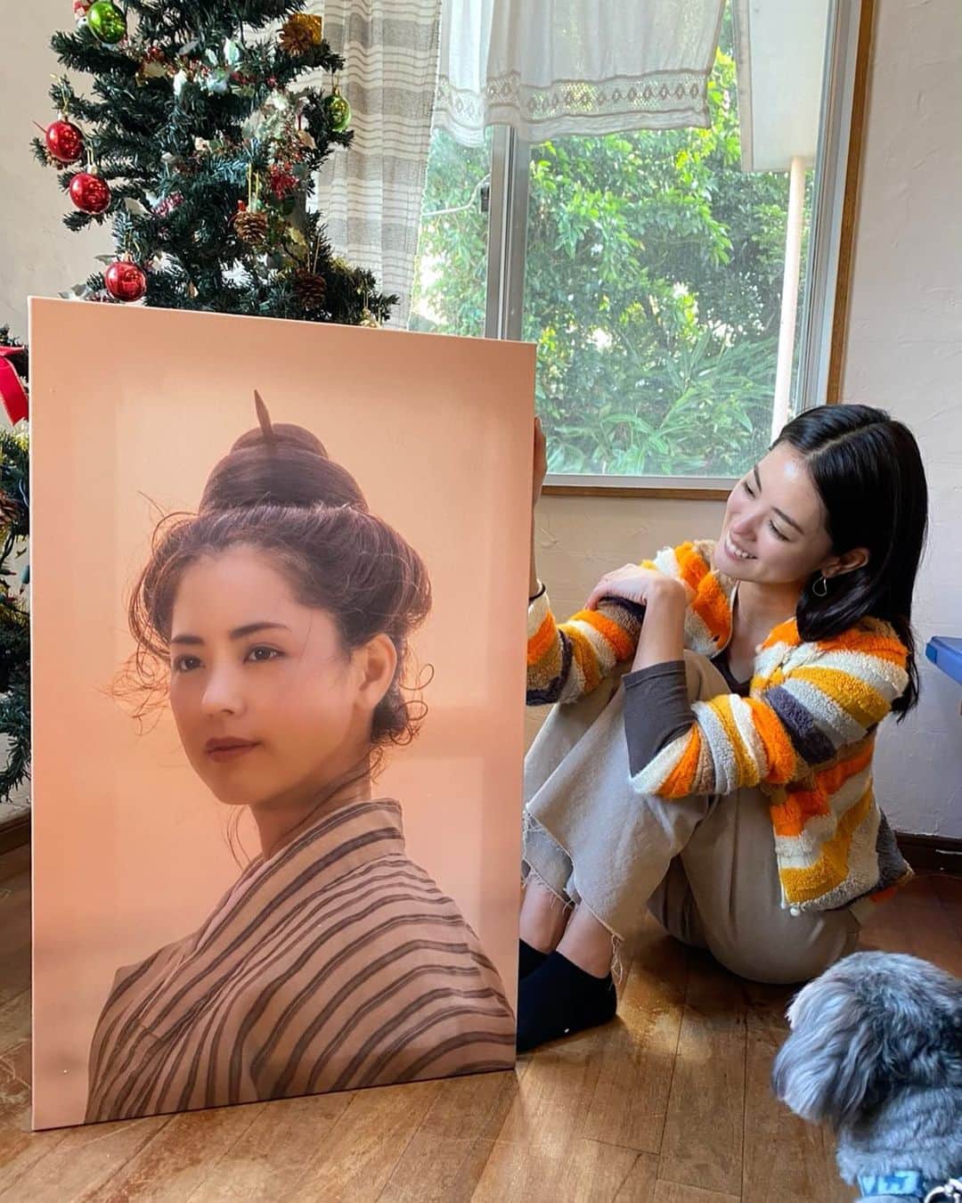 のインスタグラム：「メリークリスマス🎄🎅🎁💕  皆さまどうお過ごしですか？ 私は実家にて展示作品との 初対面をしました。  どうですか？ 素晴らしくないですか？🥲💕  私は嬉しくて嬉しくて...  嬉しいです！🥲🤣🥺🥰  もう、泣いたり笑ったり すでに可笑しな事になっています🤣  明日、明後日は とんでもない日になりそうです。  この迫力が60点ですよ！ 自分で言うのも何ですが 『絶対見に来て！凄いから！』 と胸を張って言えます。  撮影から、今日まで 大変なこと、難しかったことありましたが、 明日はいよいよお披露目です🥰 もう、喜びしかありません。  本当に、本当にありがとう！ 人生で1番嬉しいクリスマスプレゼント🎁💕  皆さま、明日 ぜひお待ちしています！  【チムガナサ宮城夏鈴写真展】 ※いよいよ、明日開催！  12月26日(土) 13:00〜16:00  12月27日(日) 11:00〜16:00  ＠国立劇場おきなわ小劇場内 入場無料  駐車場はイベント主催の 沖縄交響曲では駐車場をオープンにしていません。チムガナサ写真展の時間のみの開放になります。駐車場係に【チムガナサ宮城写真展】とお伝えください。  駐車台数には限りがあるので、 満車になった場合には、 個人での対応をよろしくお願い致します。  なお、車でお越し頂きましたかたには16:00駐車場を退出。とさせて頂きますので、早めのご来場をよろしくお願い致します！」
